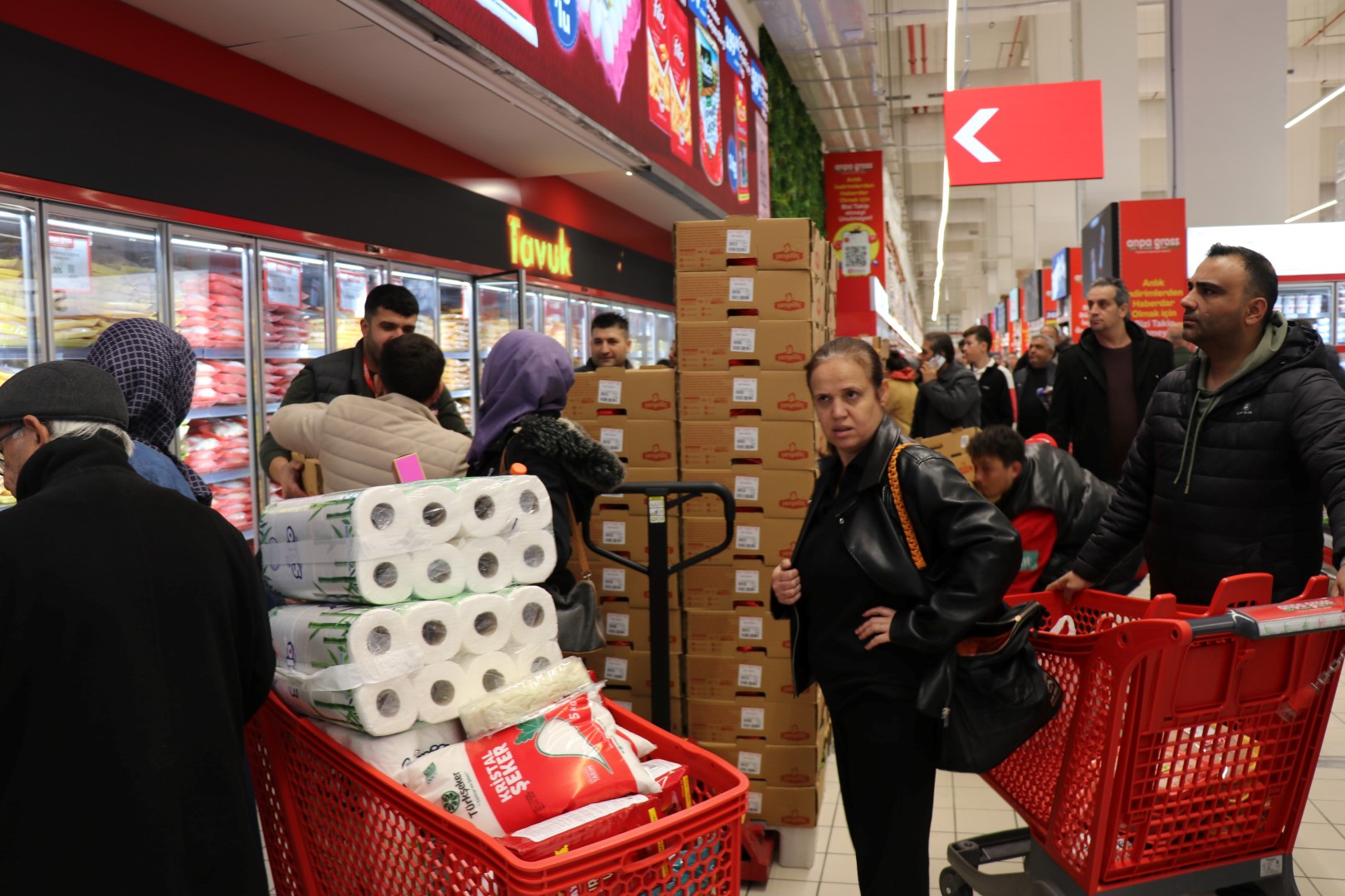 İndirim Kuyruğuna Horozla Katıldılar (2)