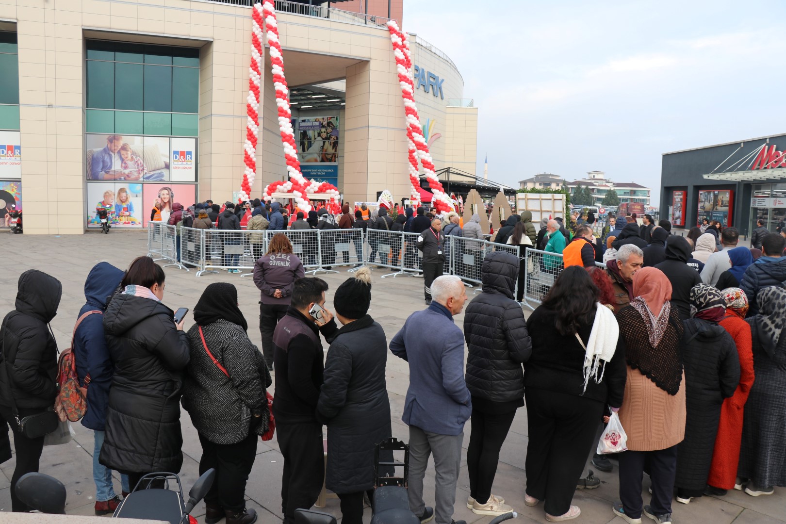 İndirim Kuyruğuna Horozla Katıldılar (4)