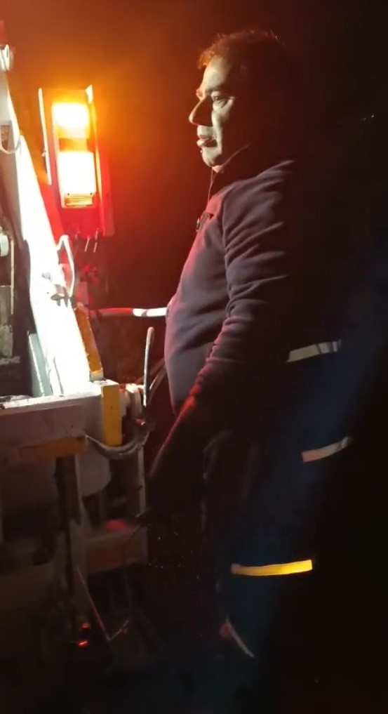 Kediyi Cope Attilar (2)