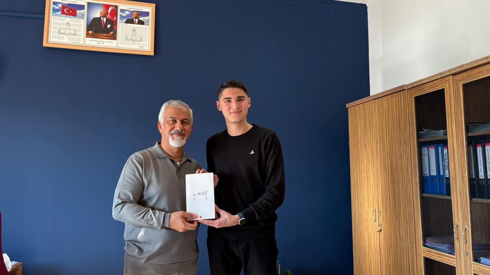 Kemer Belediyesi Gençlik Meclisi’nden Eğitime 150 Kitaplık Destek (2)