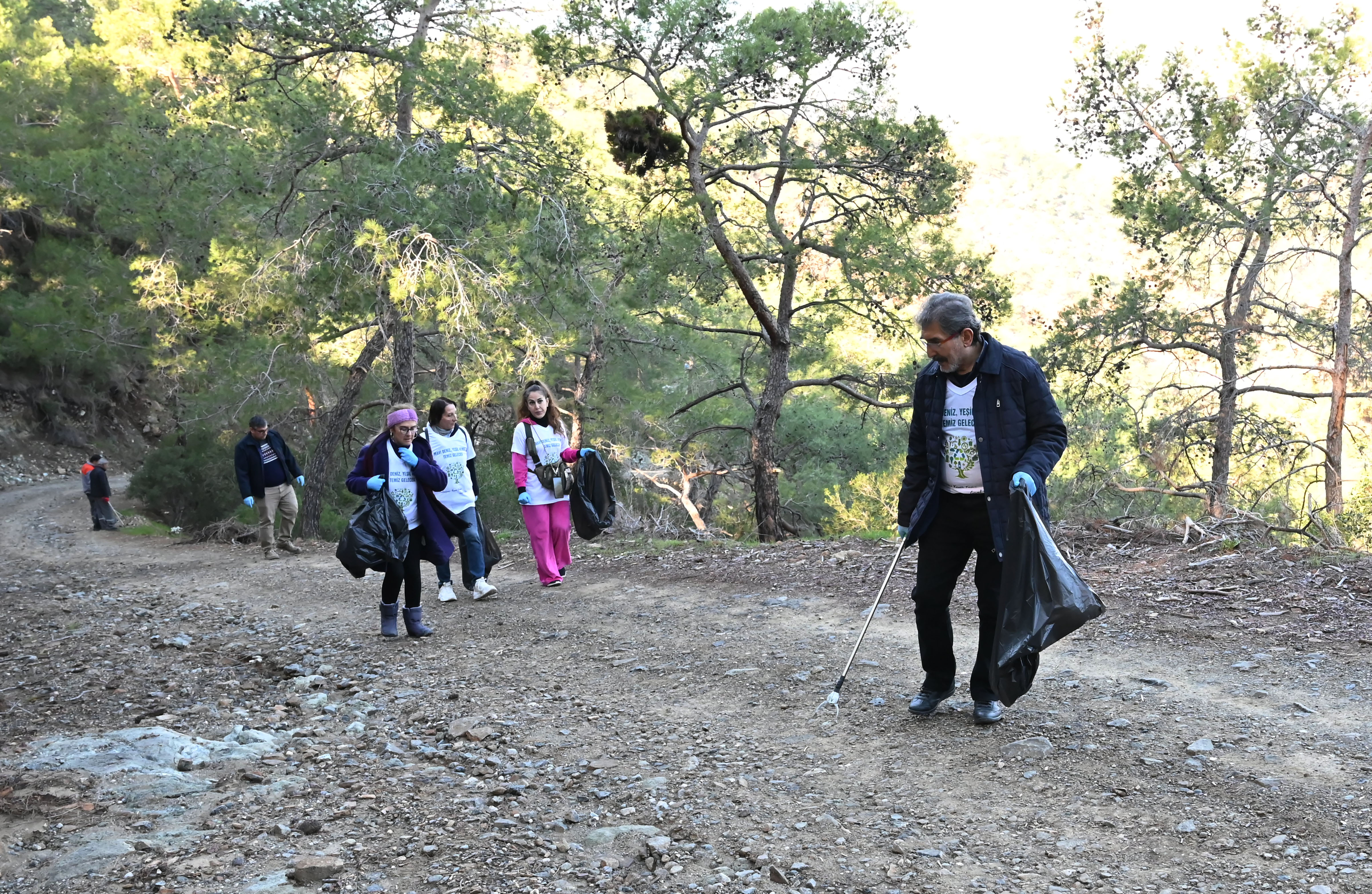 Kemer Belediyesi’nden Çalış Tepesi’nde Çevre Temizliği (1)