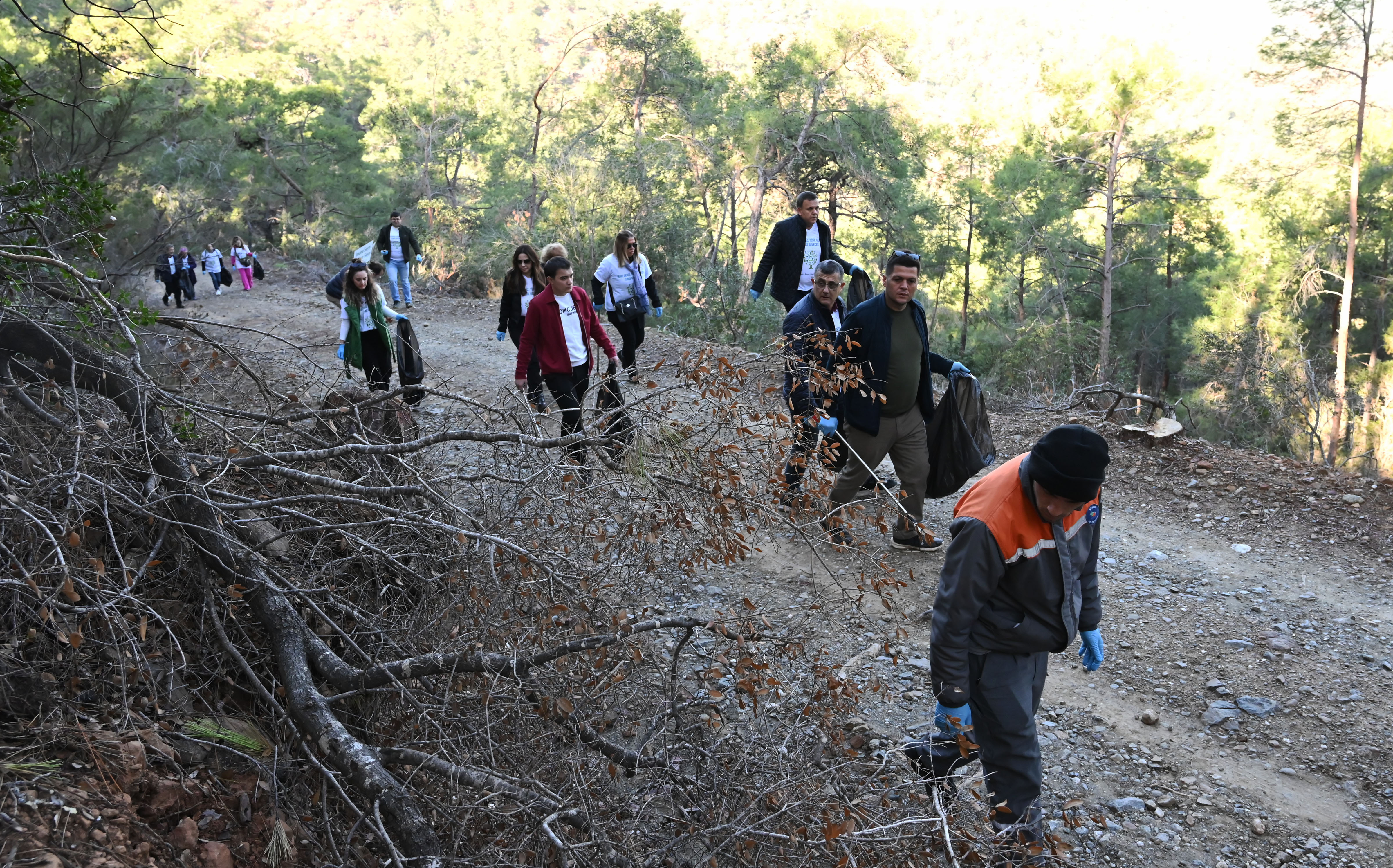 Kemer Belediyesi’nden Çalış Tepesi’nde Çevre Temizliği (2)