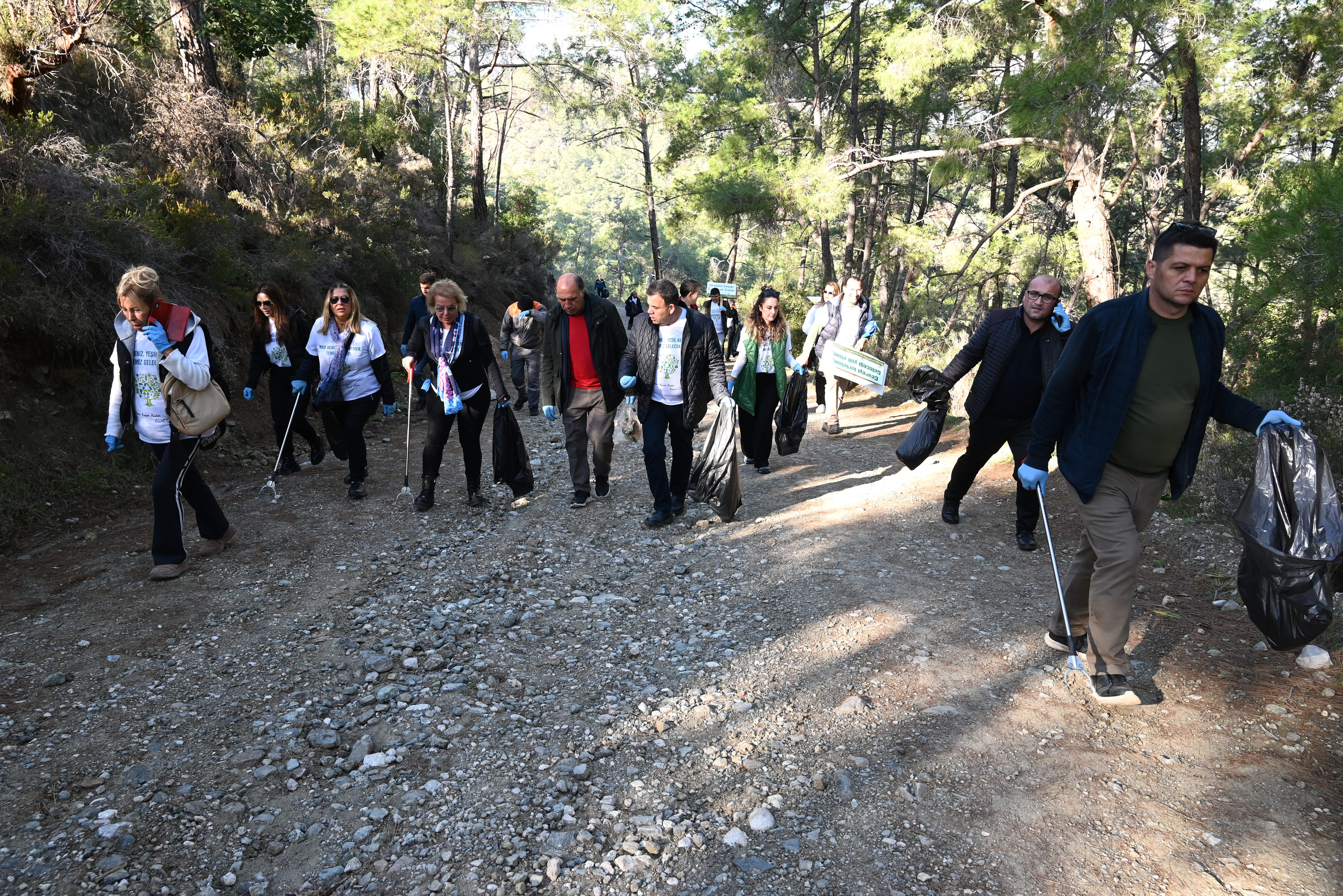 Kemer Belediyesi’nden Çalış Tepesi’nde Çevre Temizliği (3)