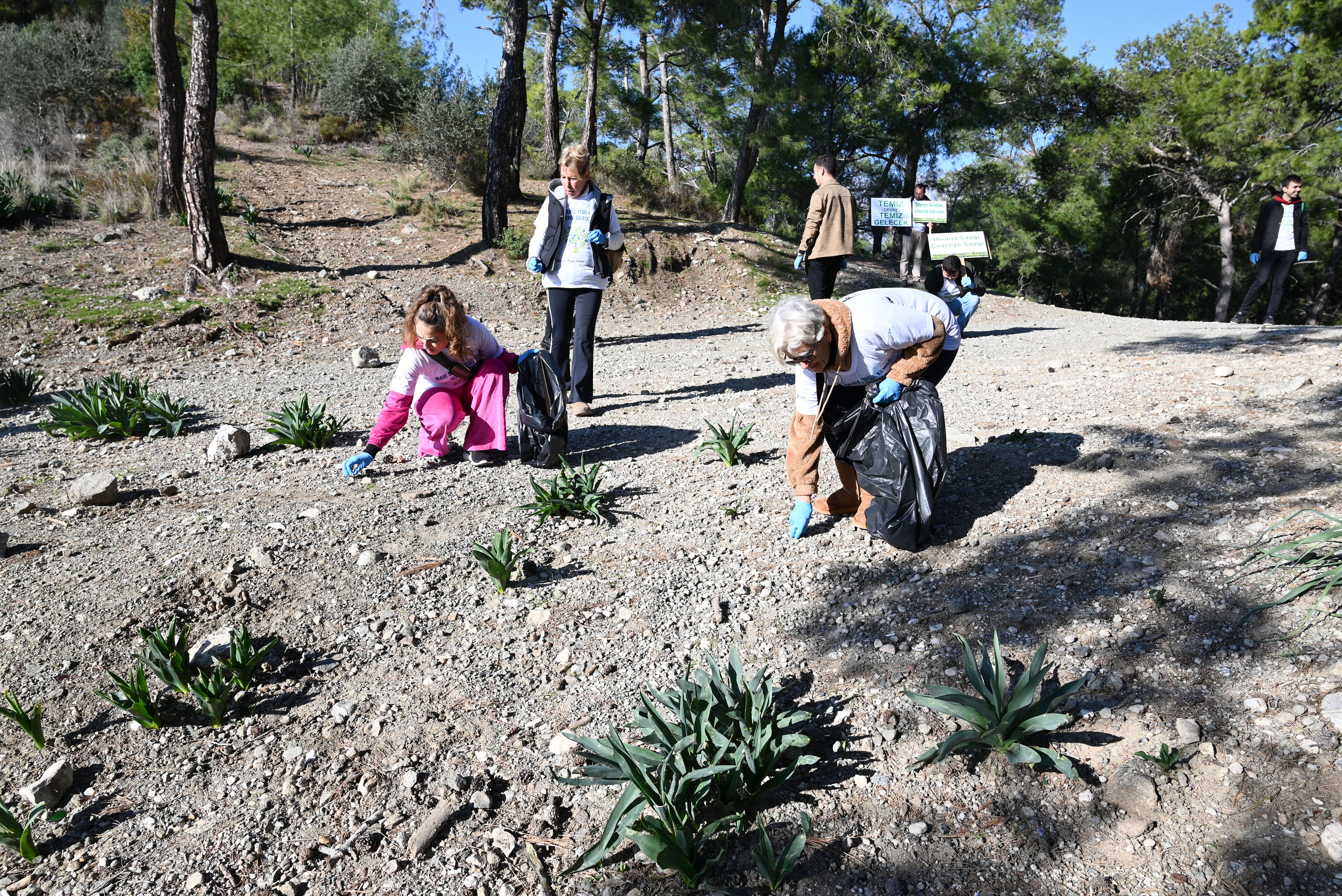 Kemer Belediyesi’nden Çalış Tepesi’nde Çevre Temizliği (4)