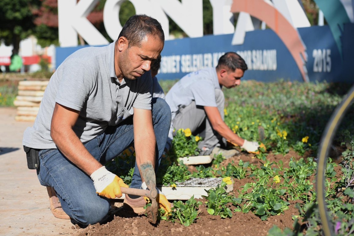 Konyaalti’nda Mevsi̇mli̇k Çi̇çek Eki̇mi̇ Devam Edi̇yor (2)