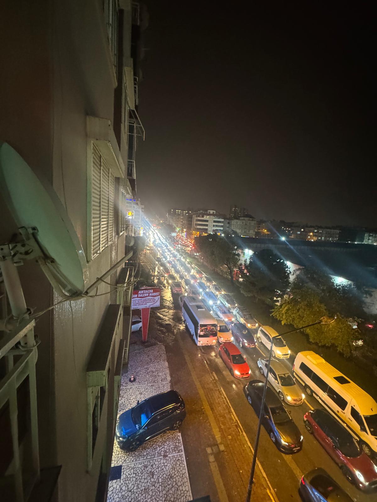 Kuvvetli Saganak Yagis Antalya Trafigini Kabusa Cevirdi (2)