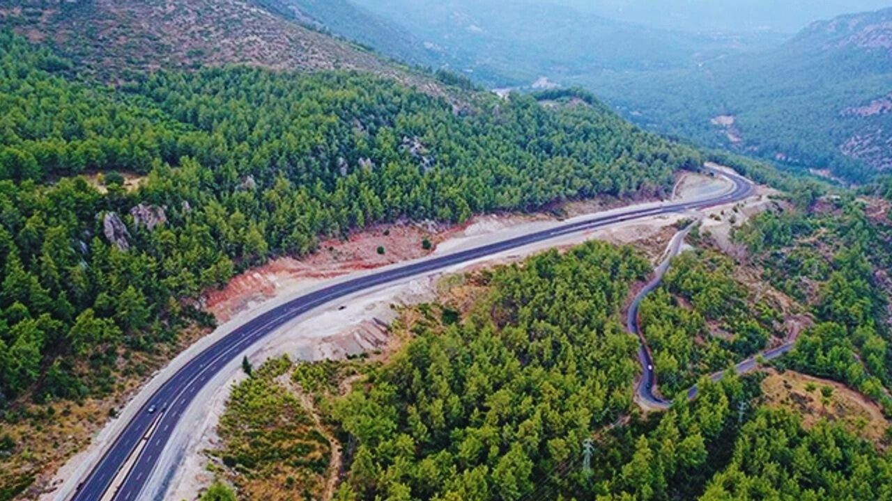 Manşet Antalya’nın En Önemli Yolunda Değişiklik! Yaya Yolları Kaldırılıyor (2)