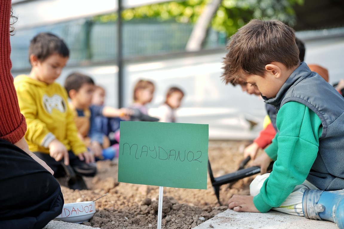 Minik Eller Tohumları Toprakla Buluşturdu (1)