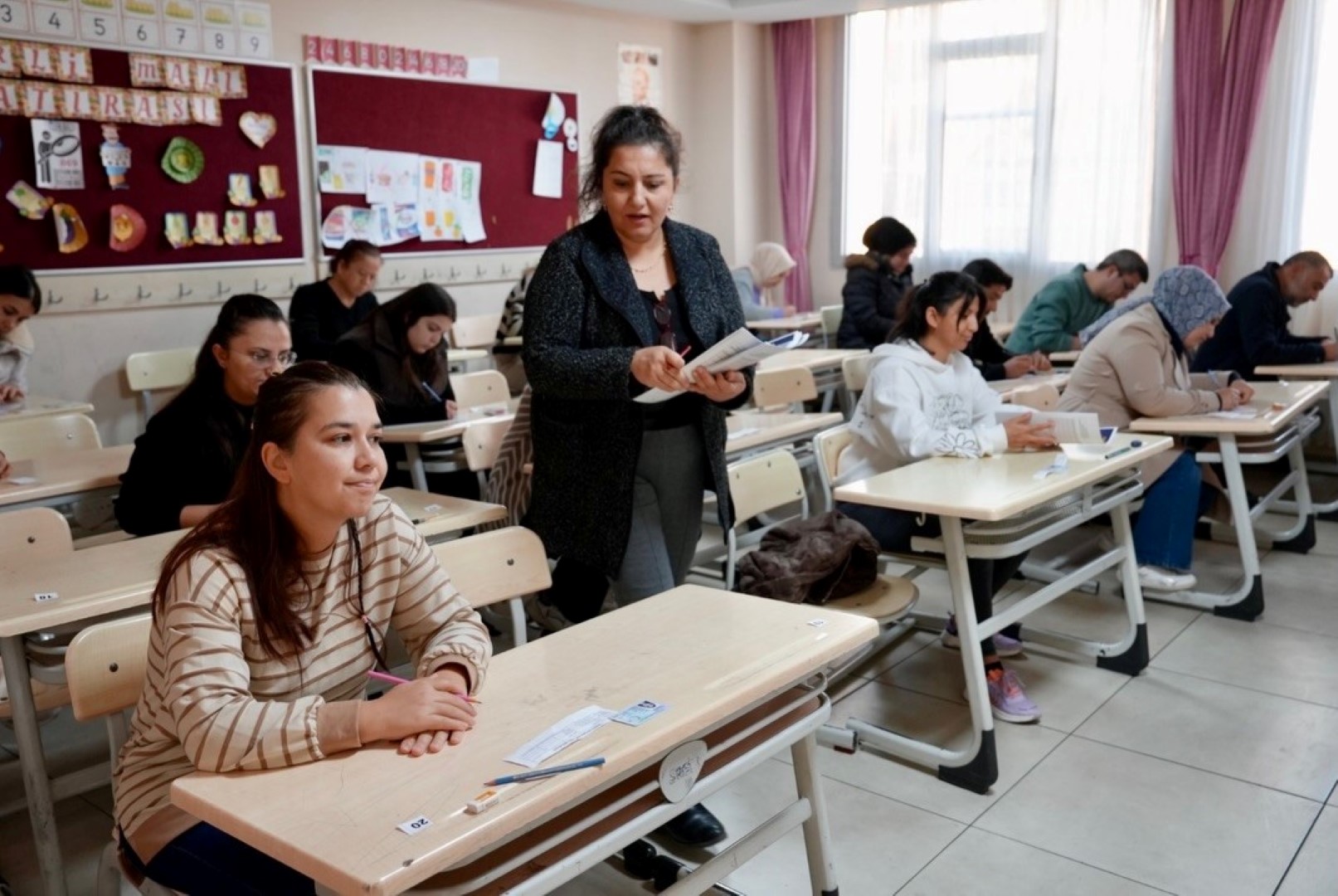 Öğrenciler Dışarıda, Veliler Sınavda (2)