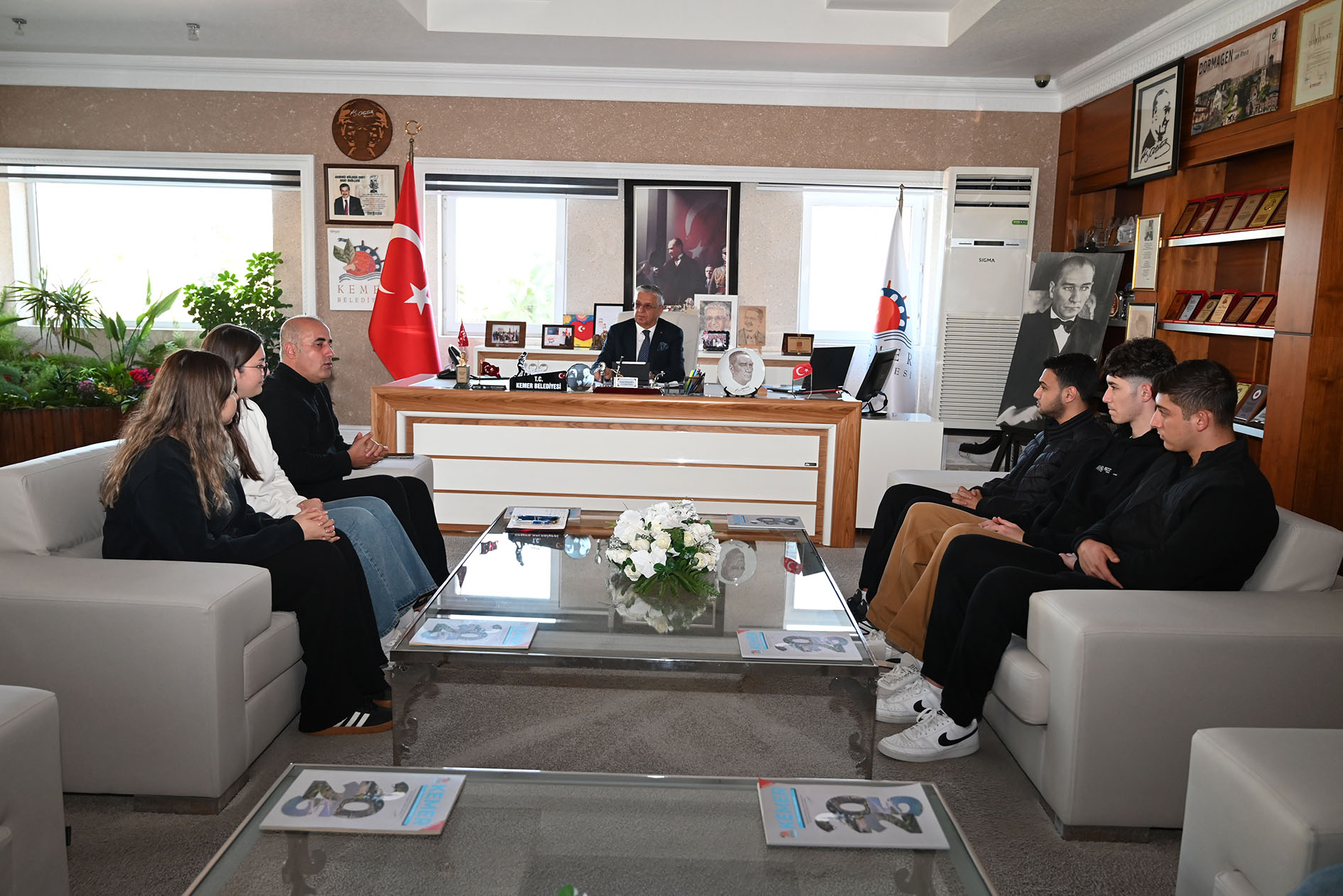 Öğrencilerden Başkan Topaloğlu’na Teşekkür Ziyareti (4)