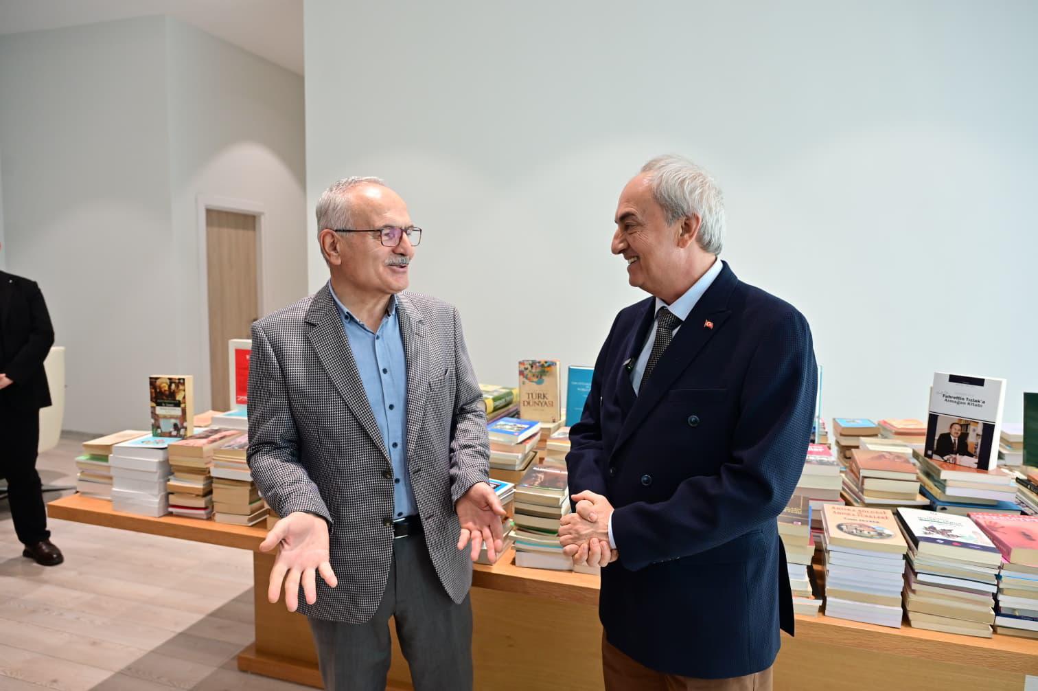 Prof. Dr. Fahrettin Tizlaktan Antalya Kutuphanesine 2000 Kitaplik Degerli Bagis 5