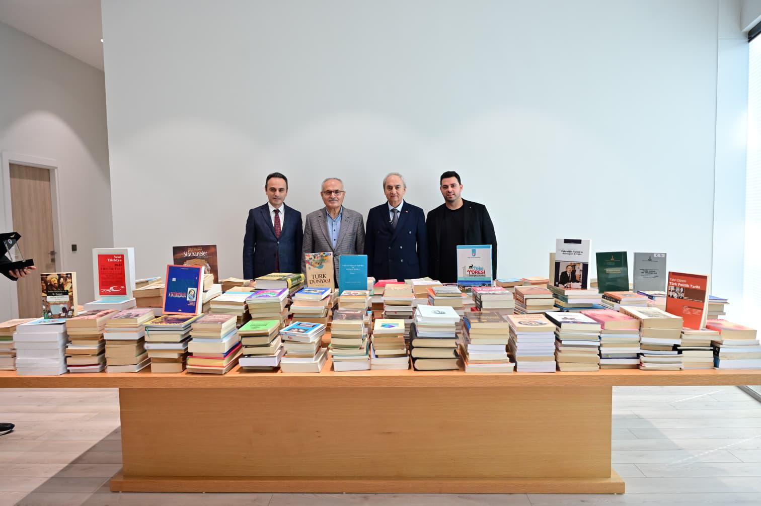 Prof. Dr. Fahrettin Tizlaktan Antalya Kutuphanesine 2000 Kitaplik Degerli Bagis 7-1