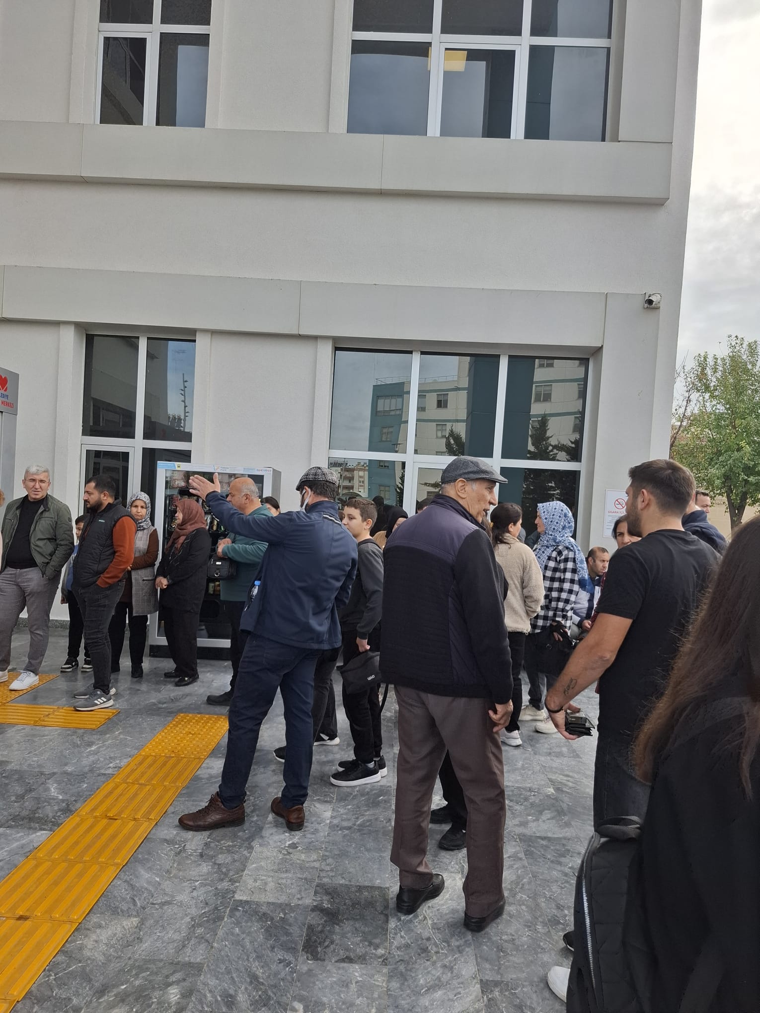 Saglık Merkezi Bosaltıldı (2)