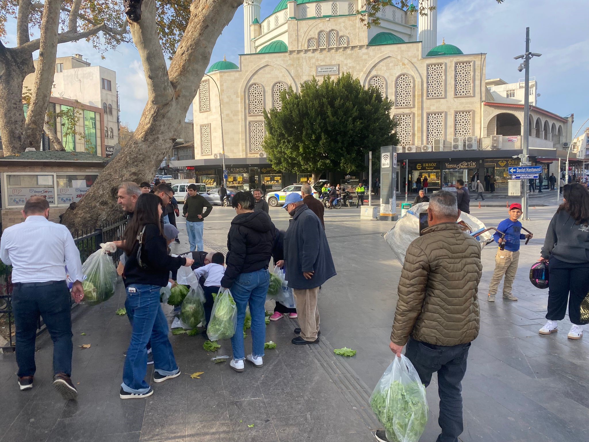 Serikte Ucretsiz Marul Dagitti (1)