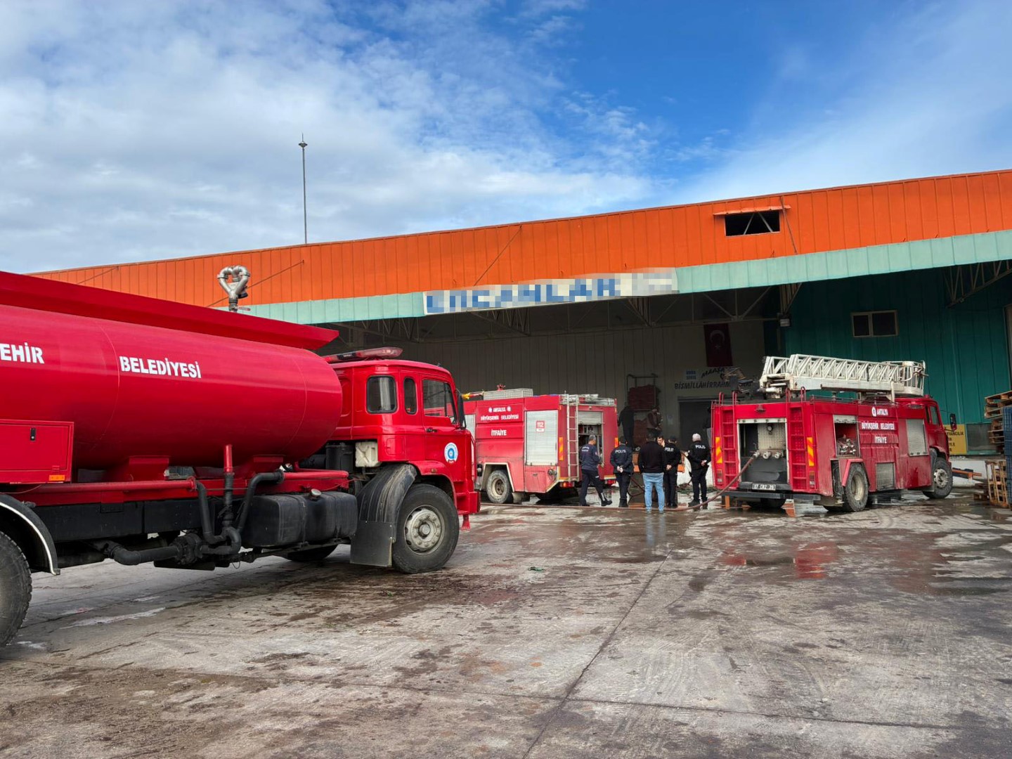 Soguk Hava Deposundaki Yangin Korkuttu (1)