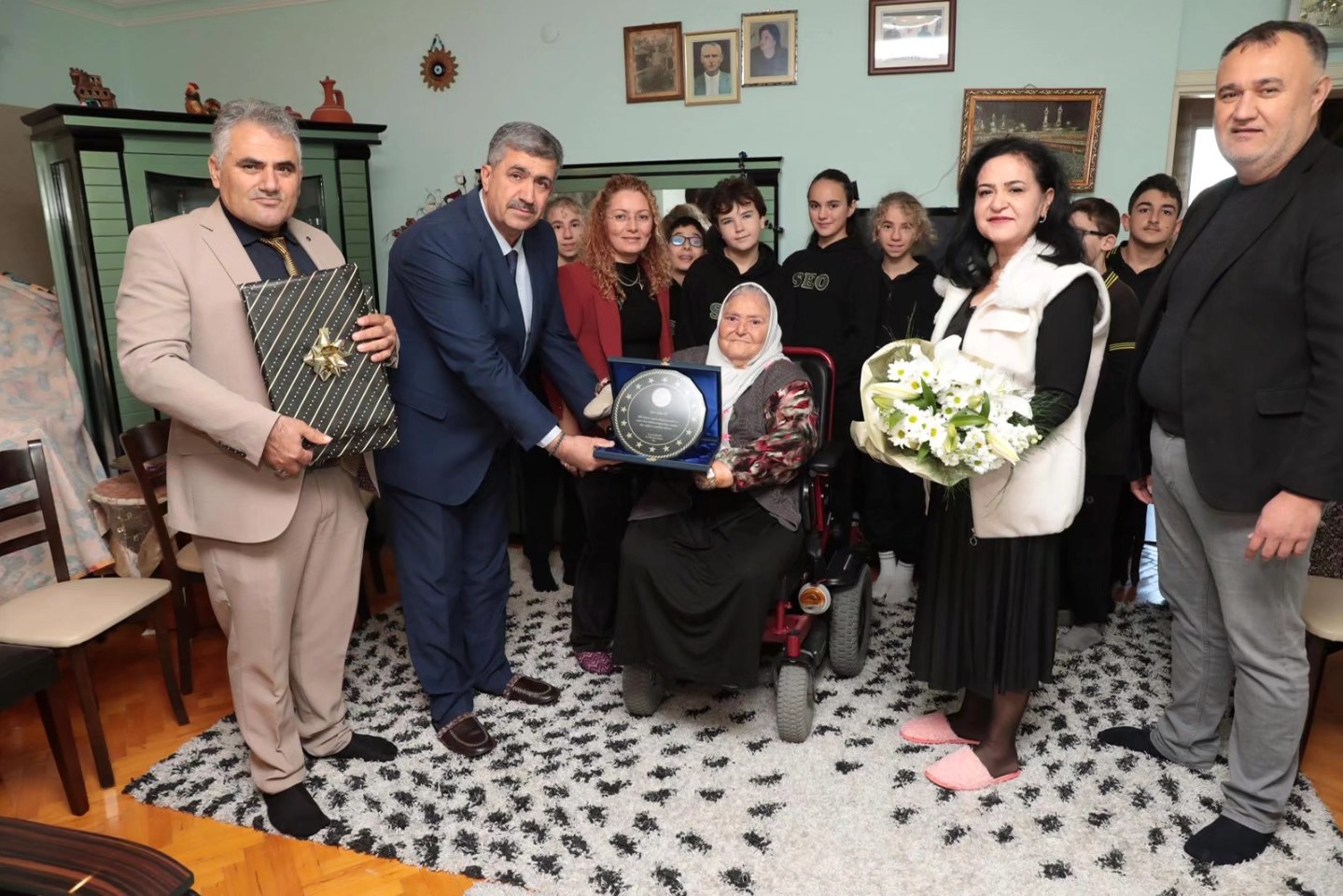 Sultan Teyze Antalya’da Binlerce Çocuk Okutuyor (2)