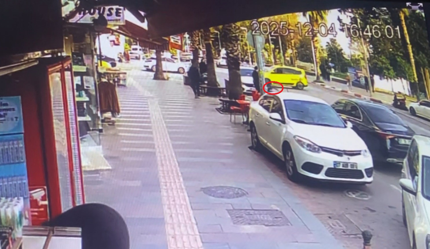 Taksi Ile Çarpışan Motosikletli Gençler Metrelerce Sürüklendi (1)