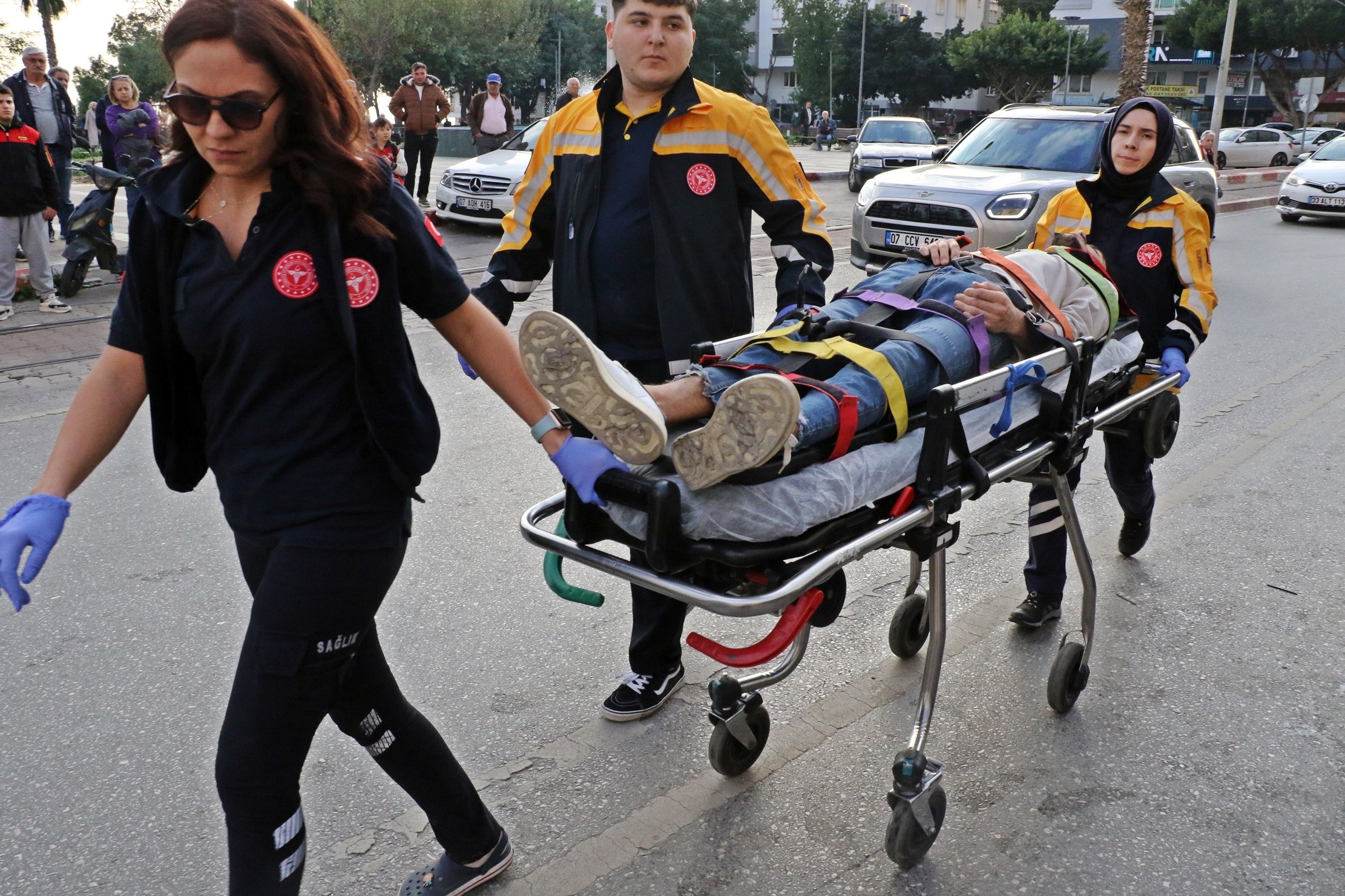Taksi Ile Çarpışan Motosikletli Gençler Metrelerce Sürüklendi (2)