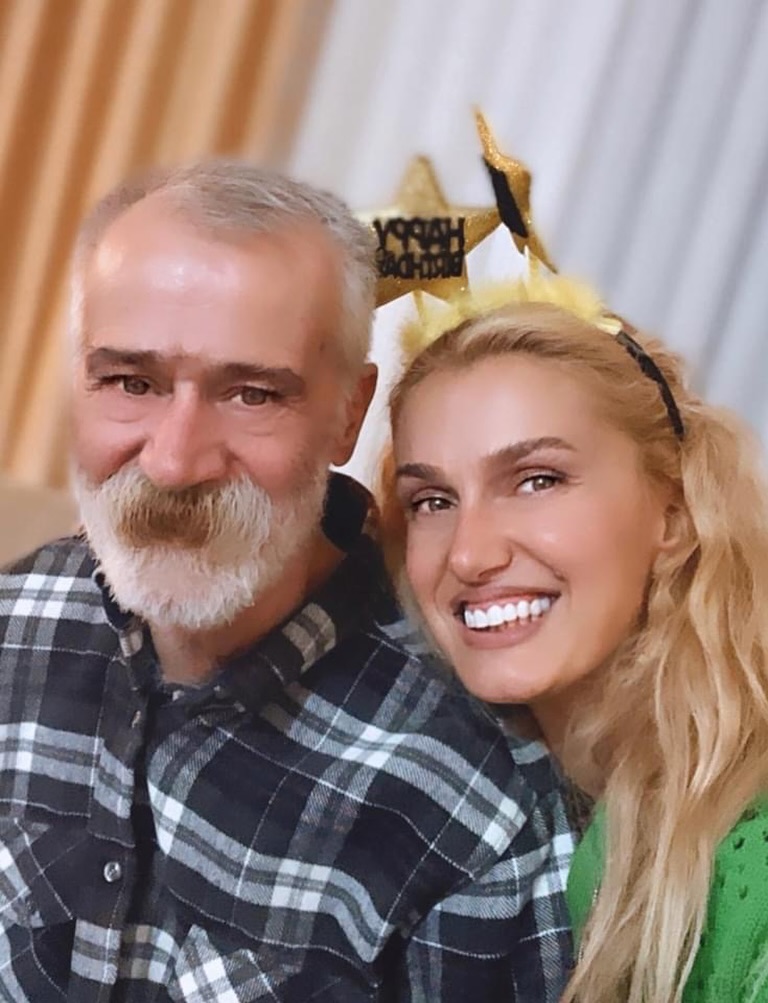 Tugba Ozay Babasina Veda (5)