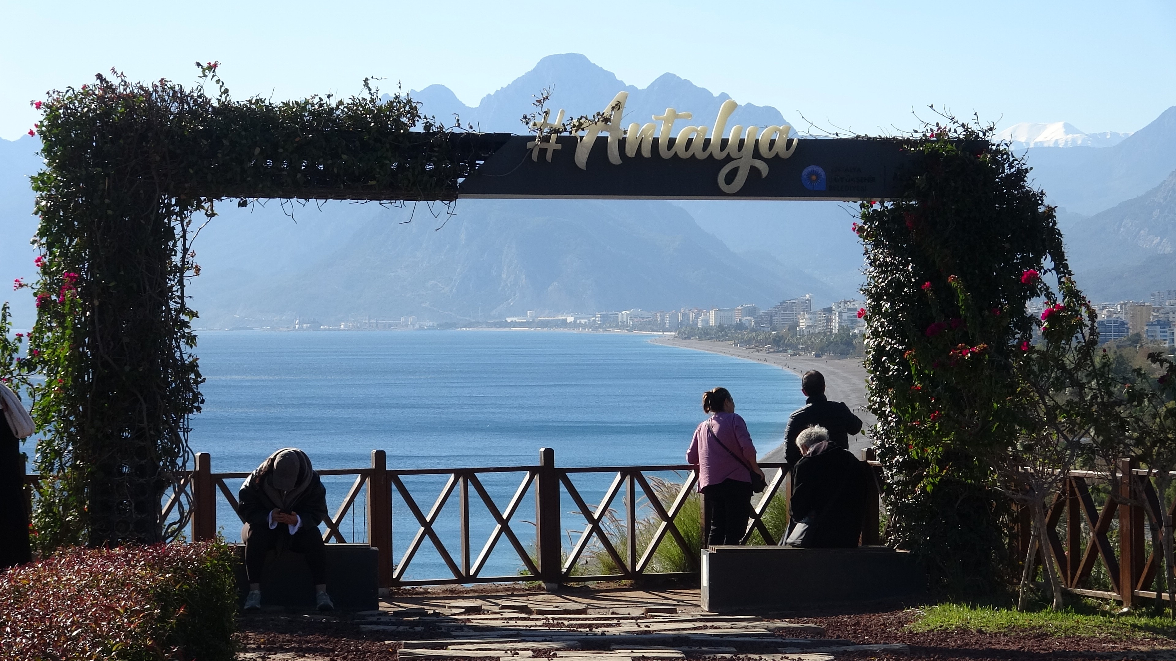 Türkiye Soğukla Mücadele Ederken, Antalya Deniz Keyfi Yaşadı (1)