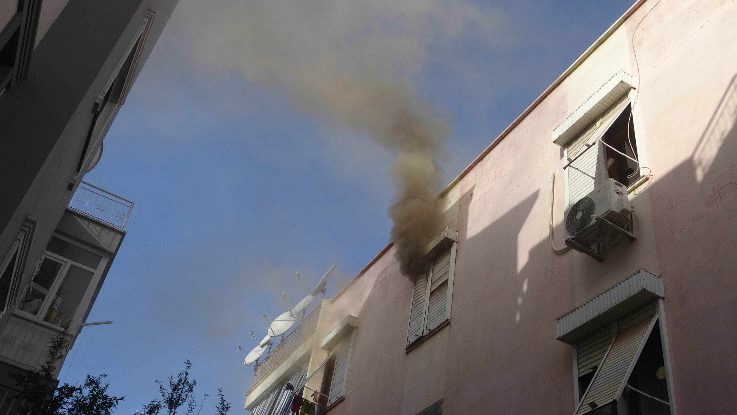 Yangına Uykuda Yakalandı, Dumandan Etkilendi (4)