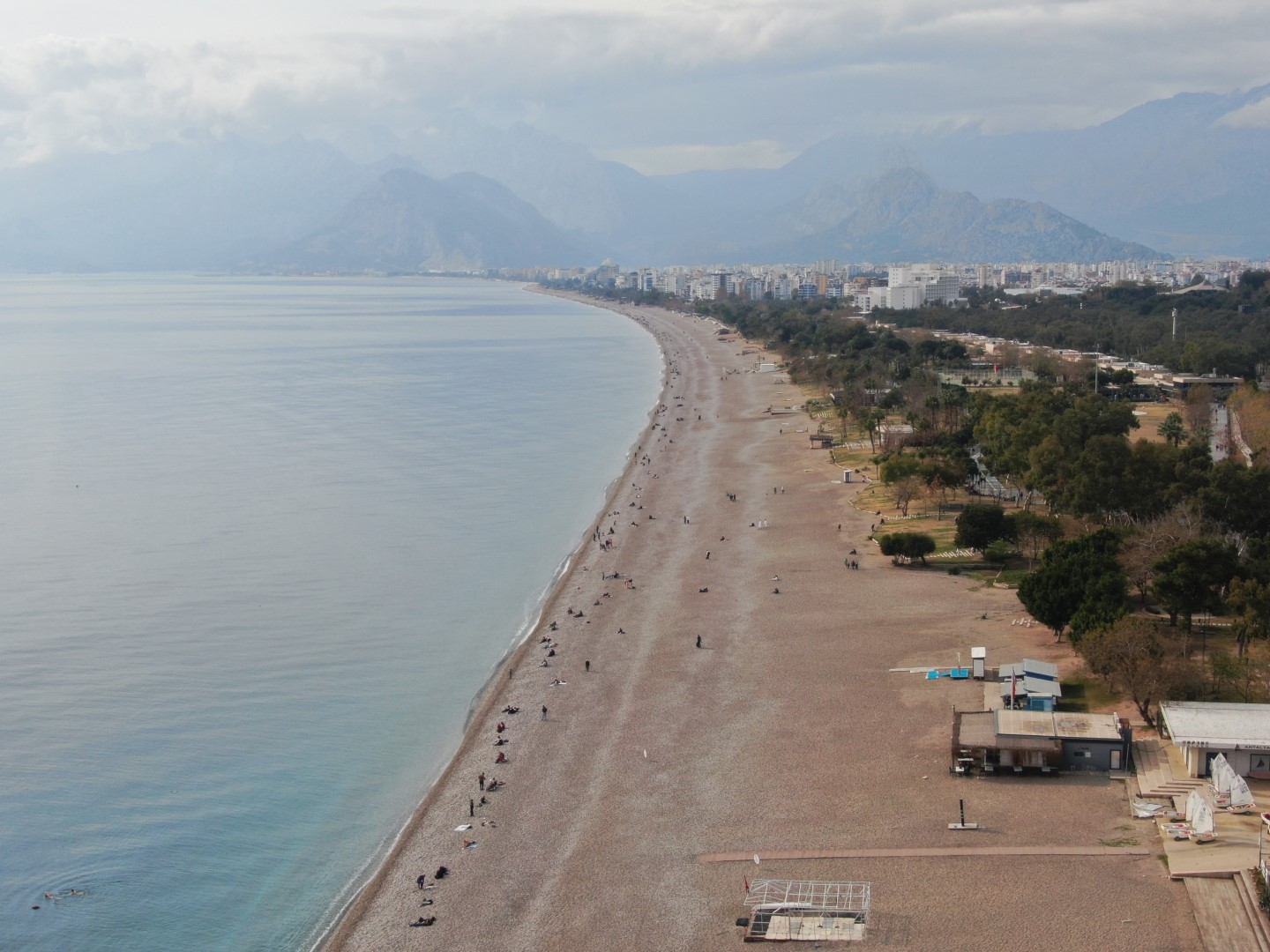 14 Ilde 'Sarı Kod' Uyarısı Verilirken, Antalya'da Bahar Havası Yaşandı (2)