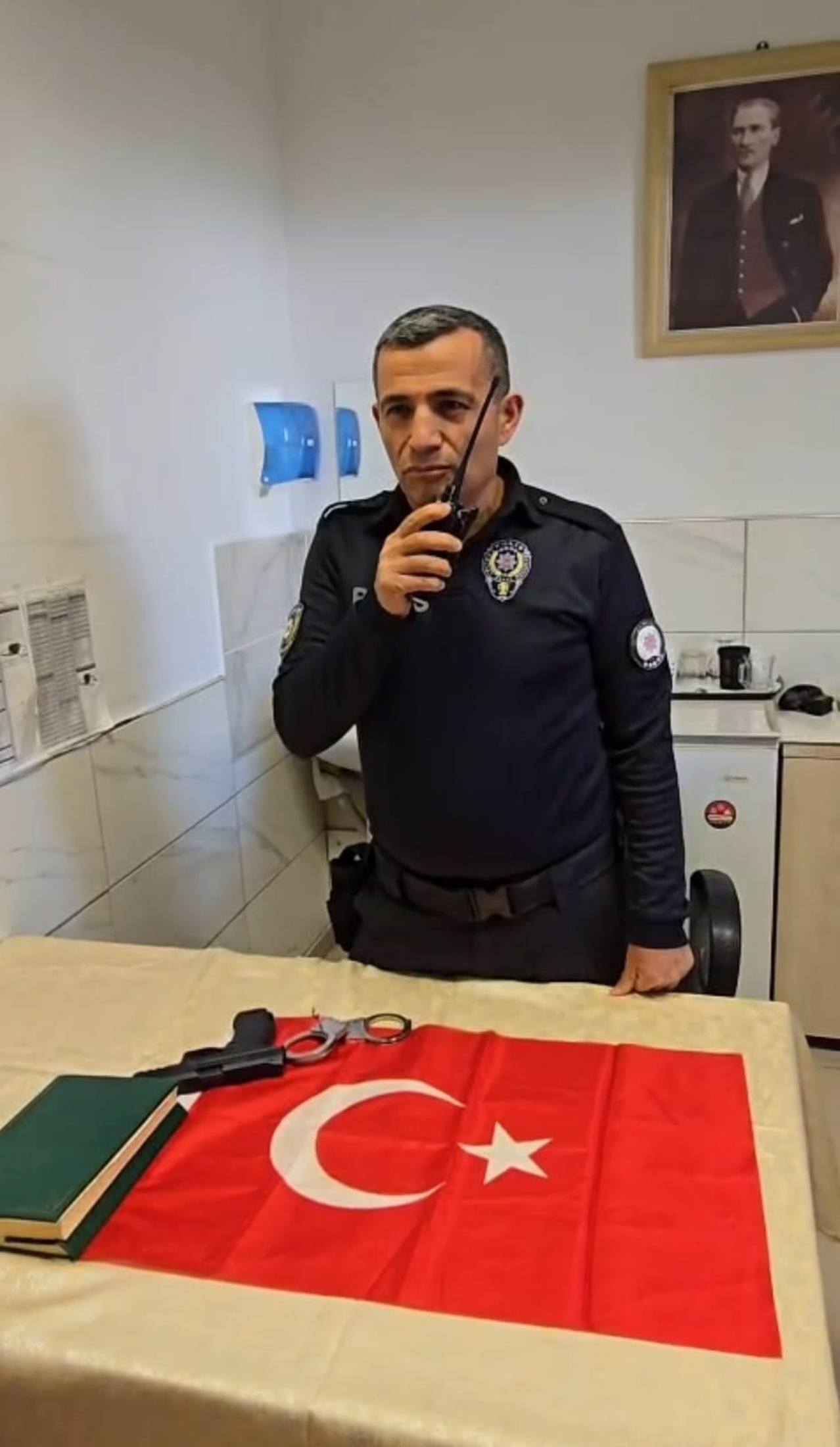 30 Yıllık Polis Memuru Fahri Çetinkaya Emekliliğini Telsiz Anosuyla Duyurdu