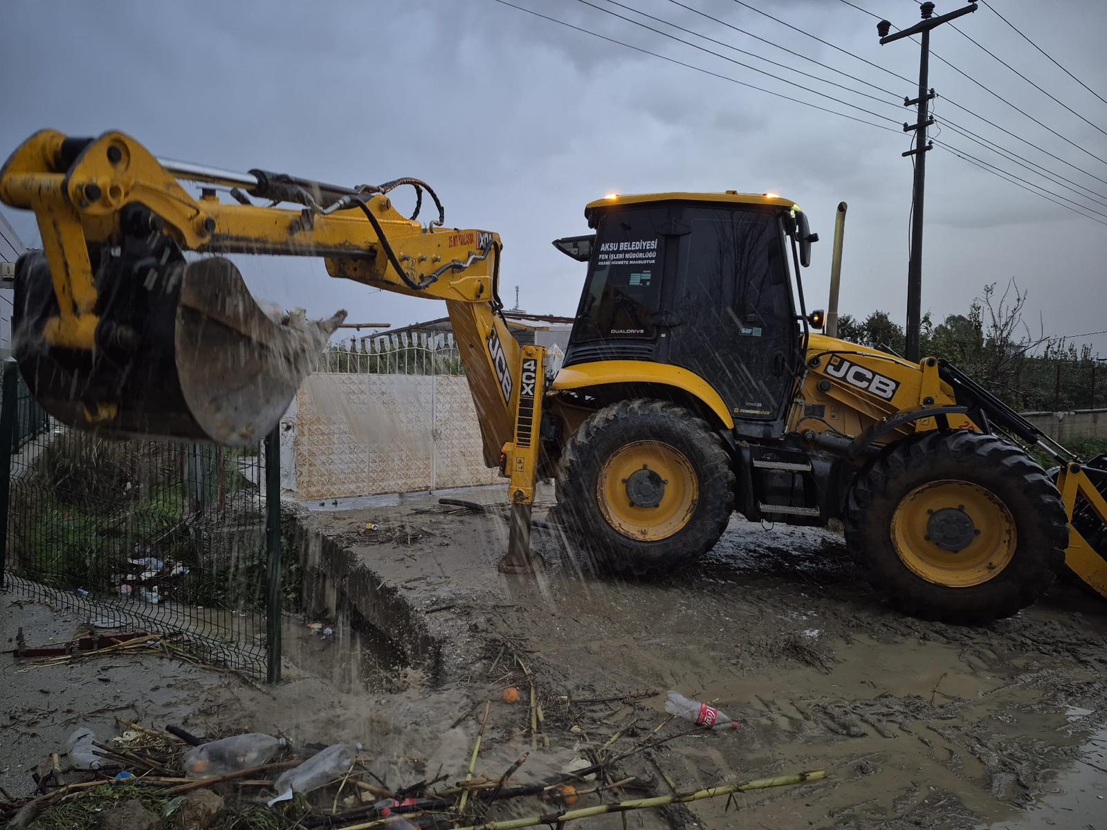 Aksu Belediyesi Sel Mucadele (4)