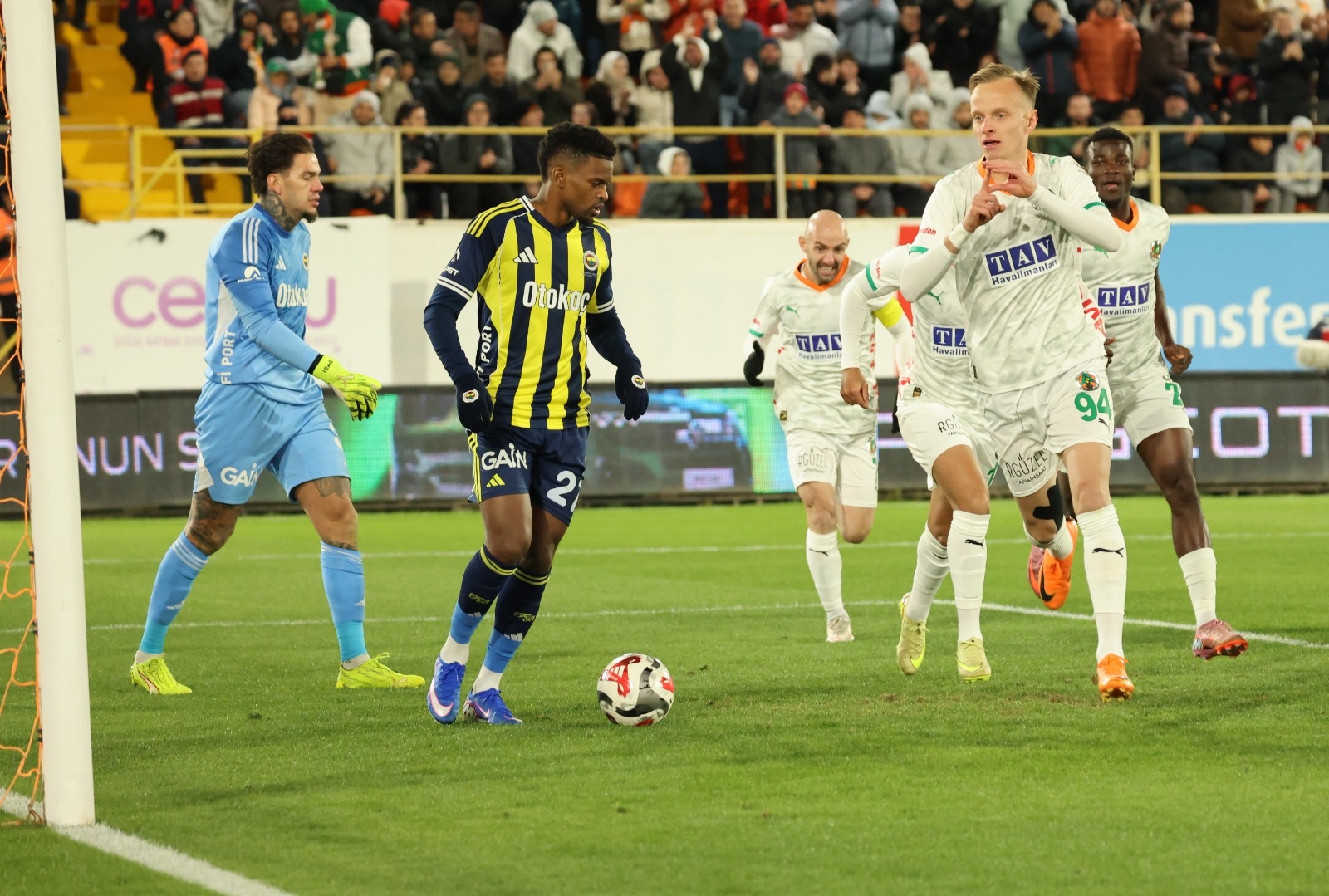 Alanyaspor, 2 Kez Öne Geçtiği Maçta Fenerbahçe’ye Kaybetti (4)