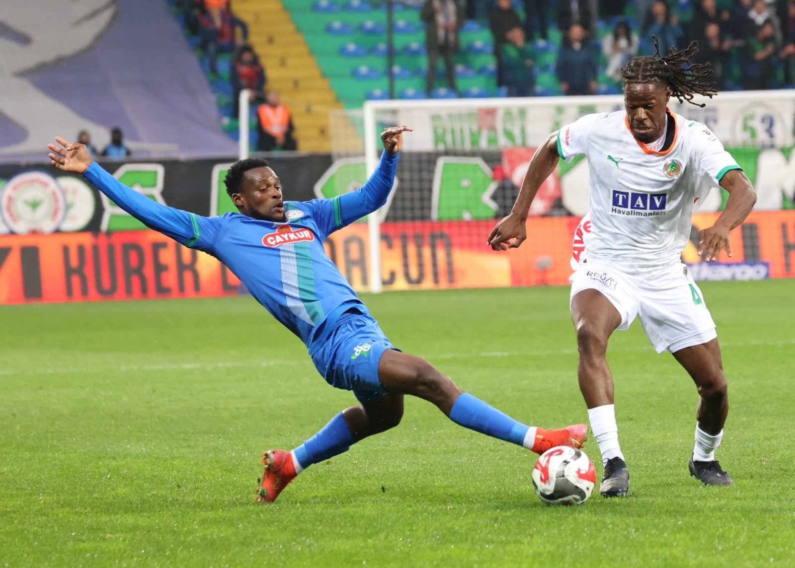 Alanyaspor Rize’den Puanla Döndü (1)