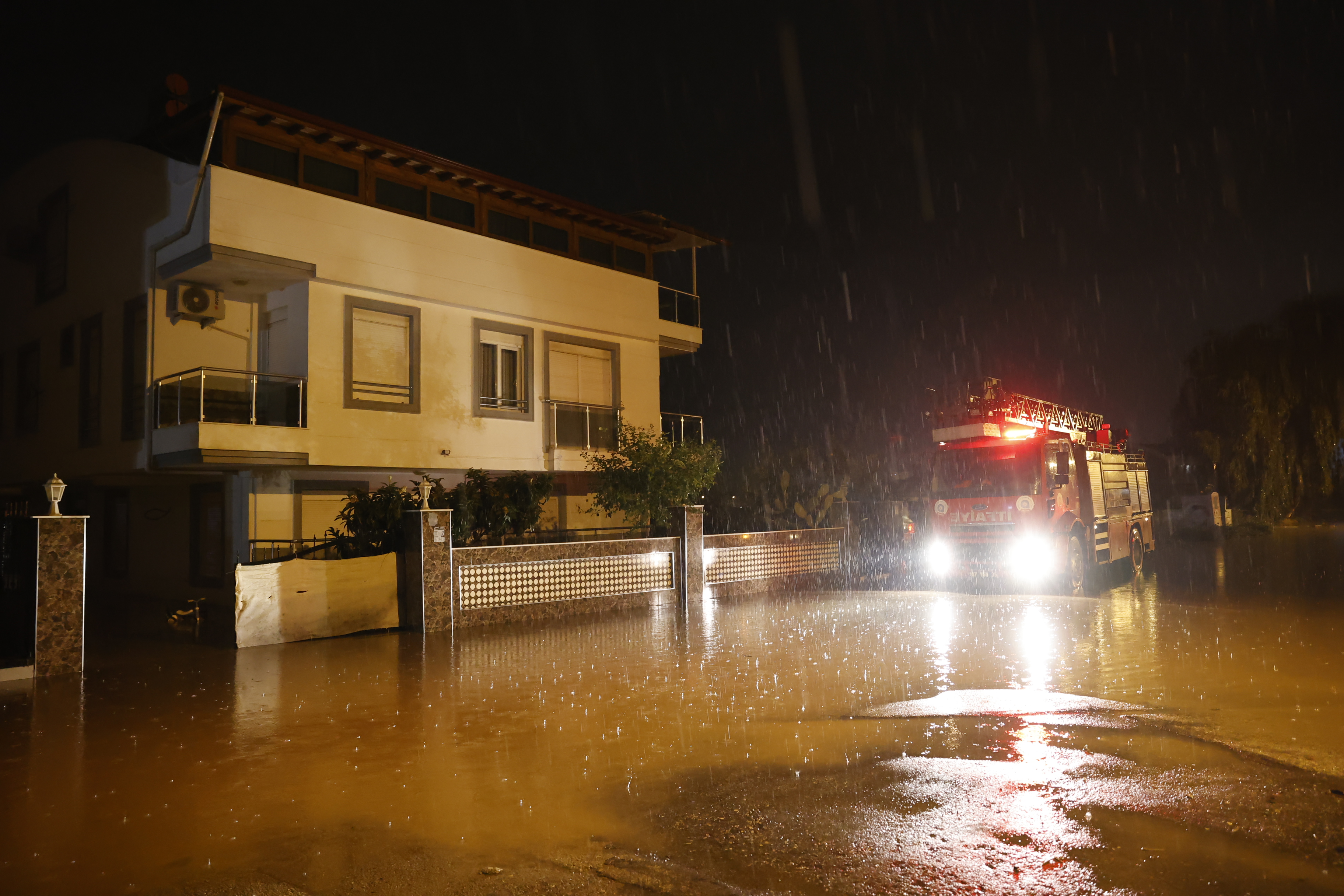 Antalya Büyükşehir Belediyesi 7 24 Teyakkuza Geçti (2)