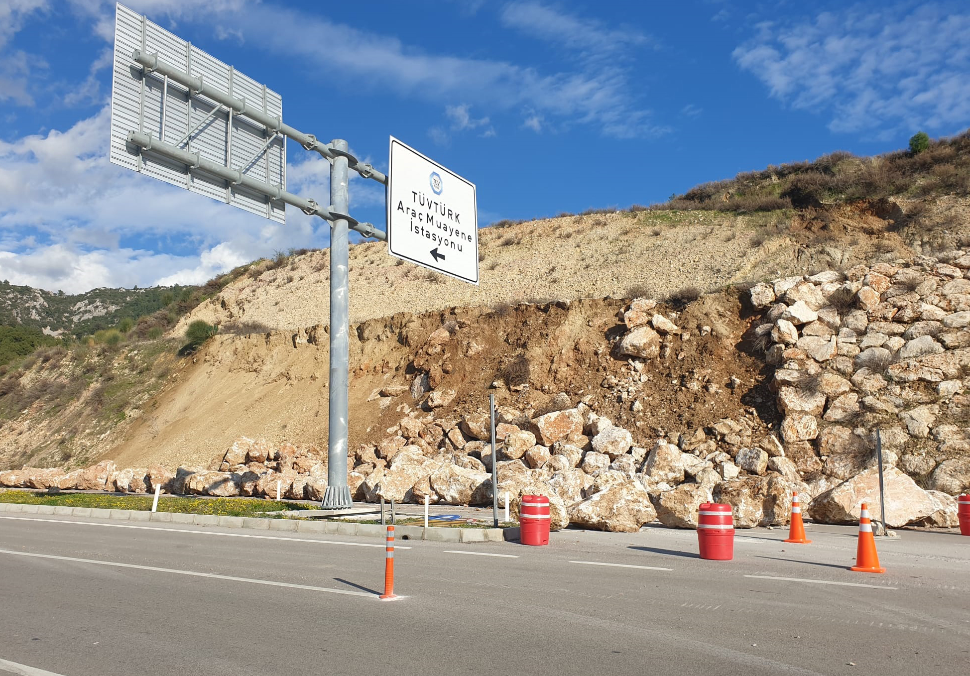 Antalya Kumluca Yolunda Heyelan; Trafik Tek Şeritten Veriliyor (3)