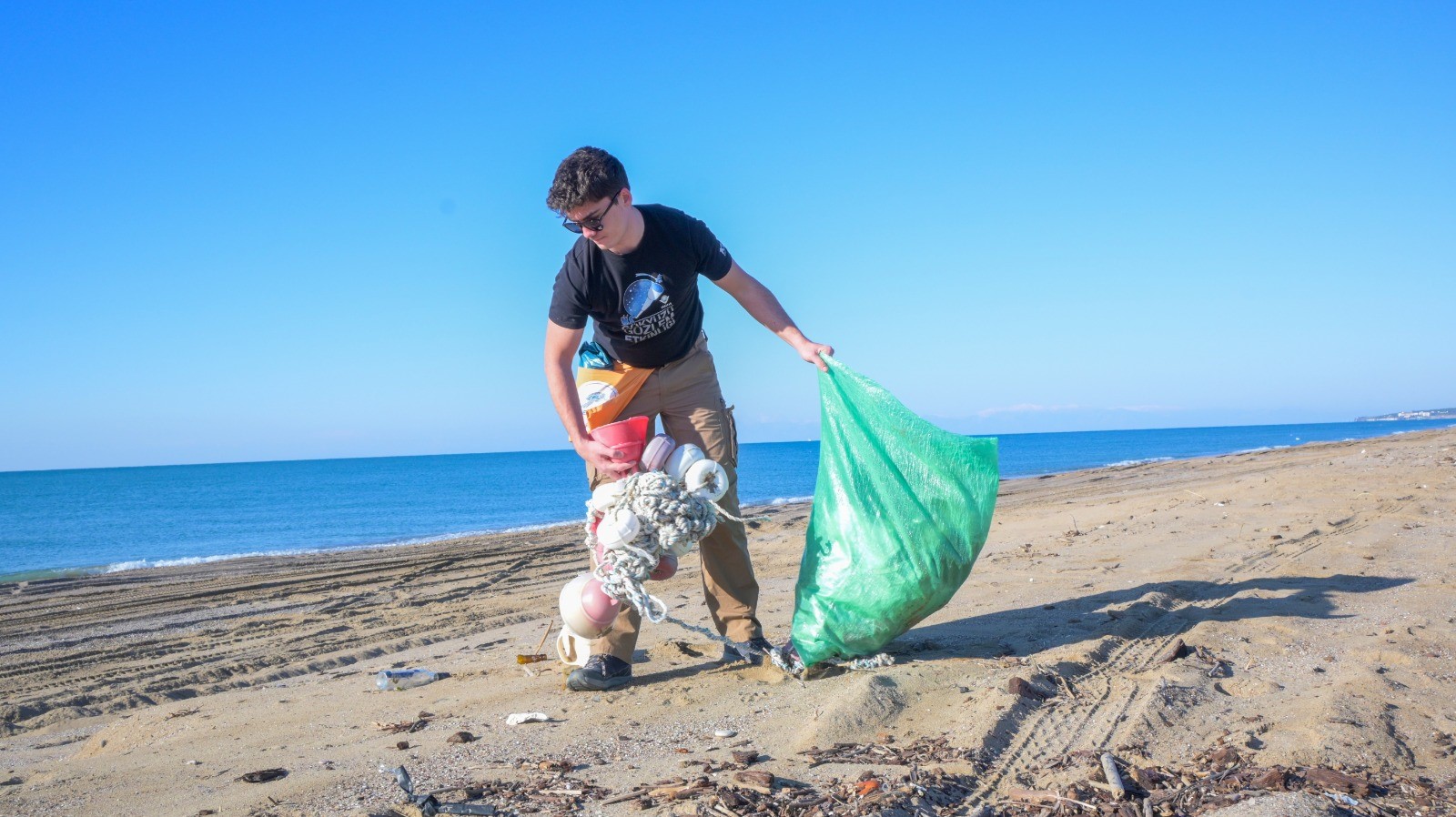 Antalya Sahilinden 52 Torba Çöp Çıktı (1)
