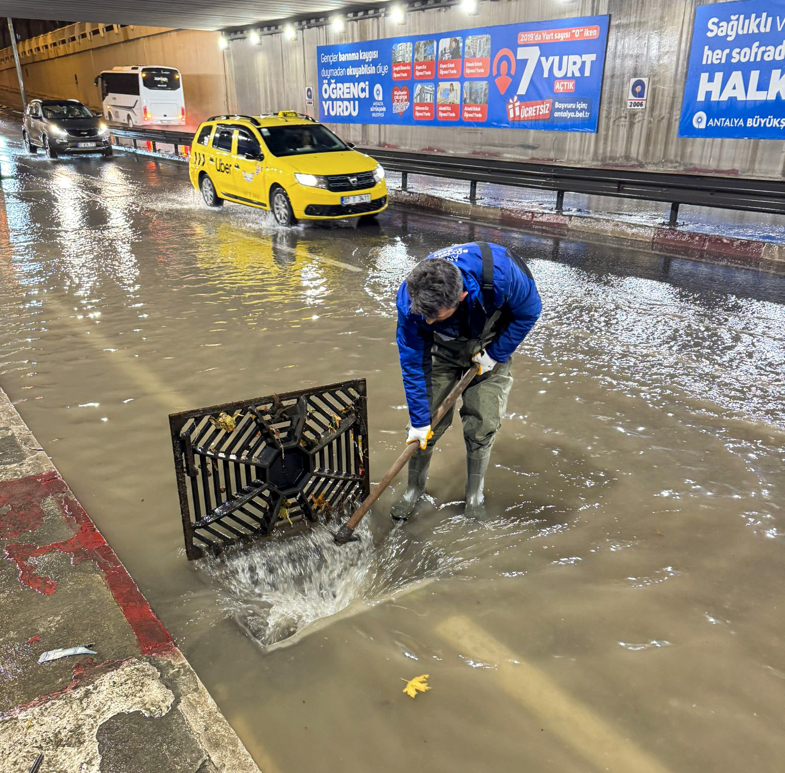 Antalya’da 200 Mm Yağış Düştü! Antalya Büyükşehir Belediyesi Seferber Oldu (4)
