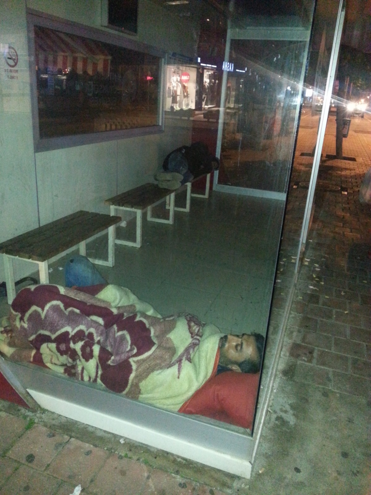 Antalya’da Çağdışı Manzara! Soğukta Kalan Evsiz, Çareyi Hayvan Barınağında Buldu (2)