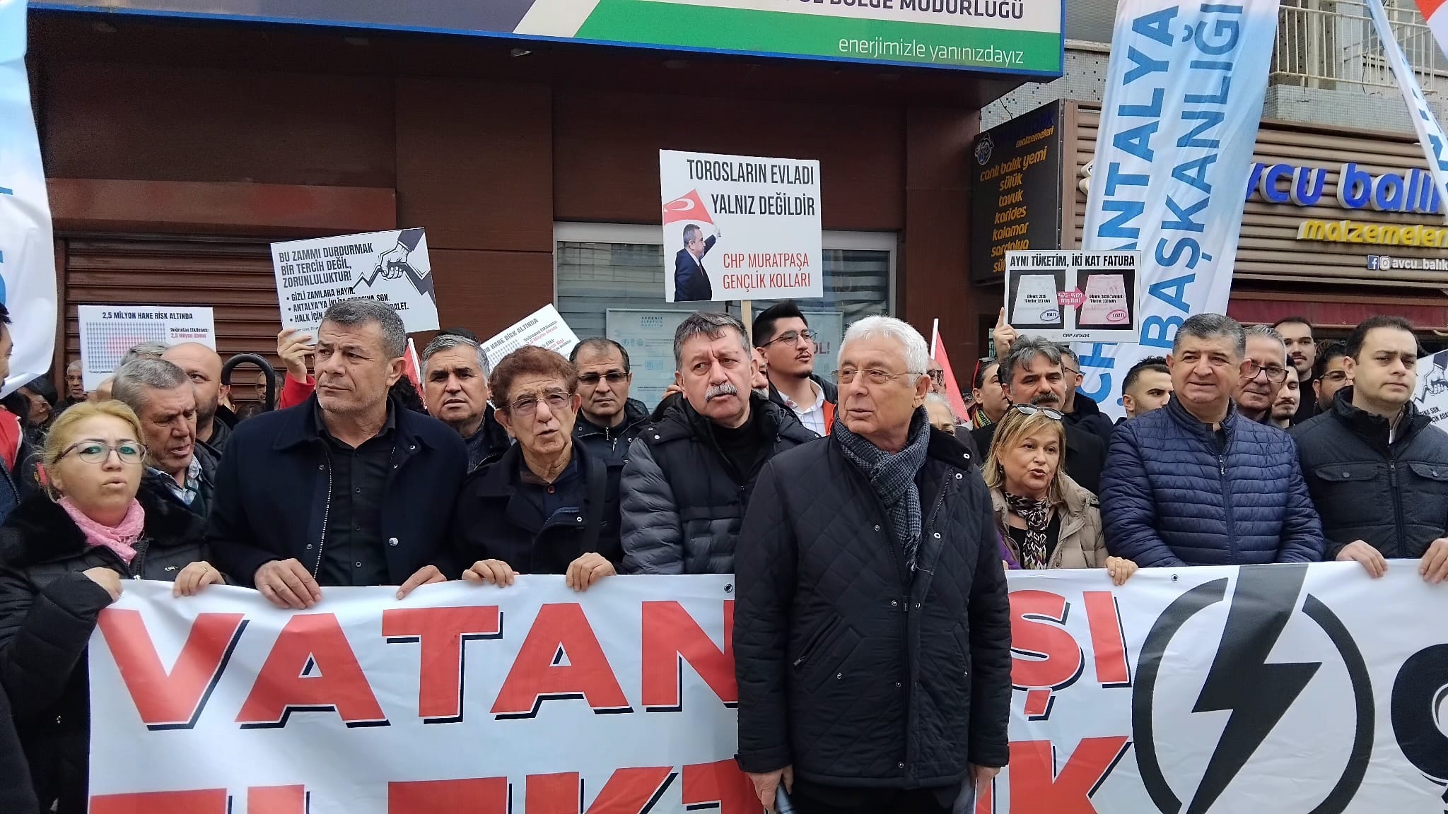 Antalya’da Gaz Lambalarıyla Elektrik Faturaları Yakıldı (1)İi̇