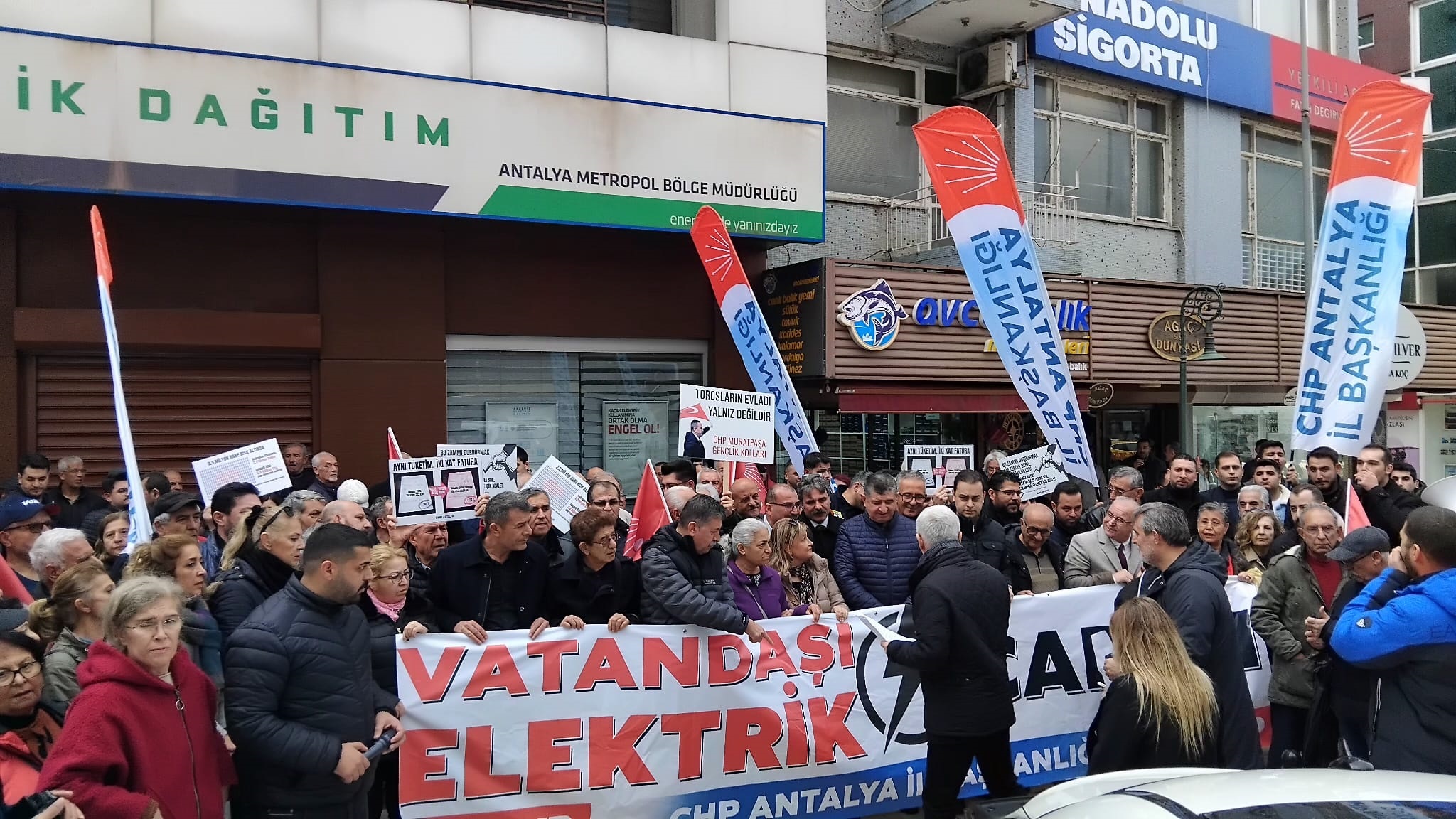 Antalya’da Gaz Lambalarıyla Elektrik Faturaları Yakıldı (2)