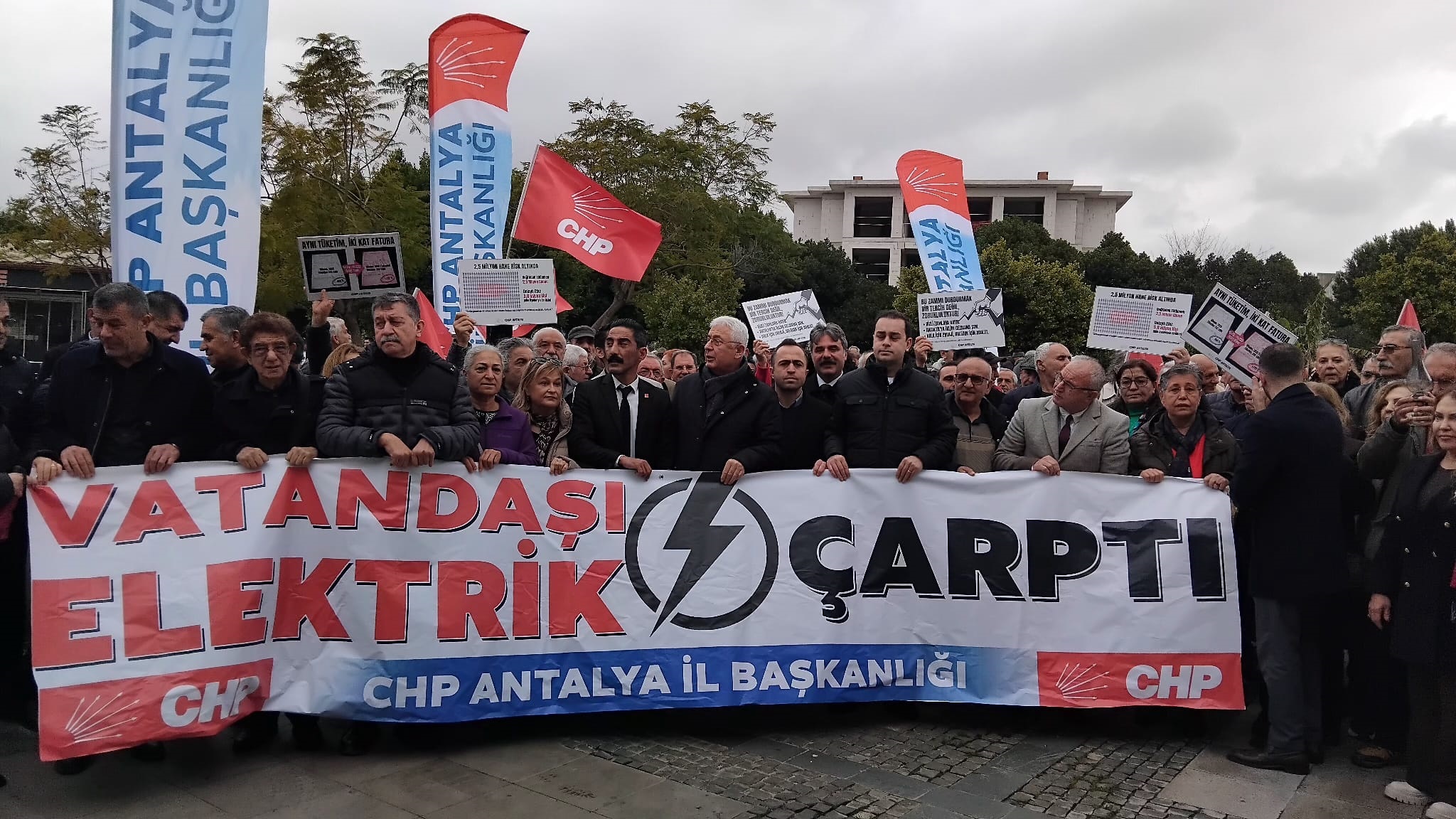 Antalya’da Gaz Lambalarıyla Elektrik Faturaları Yakıldı (5)