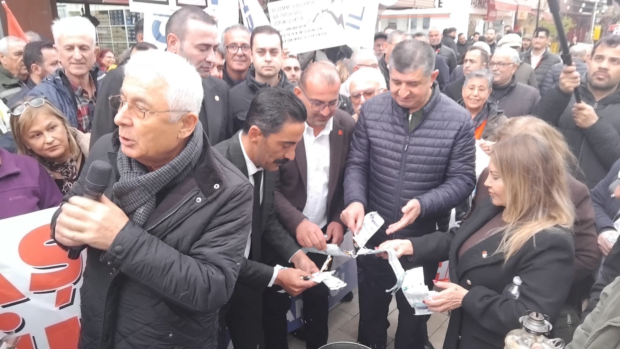 Antalya’da Gaz Lambalarıyla Elektrik Faturaları Yakıldı (7)