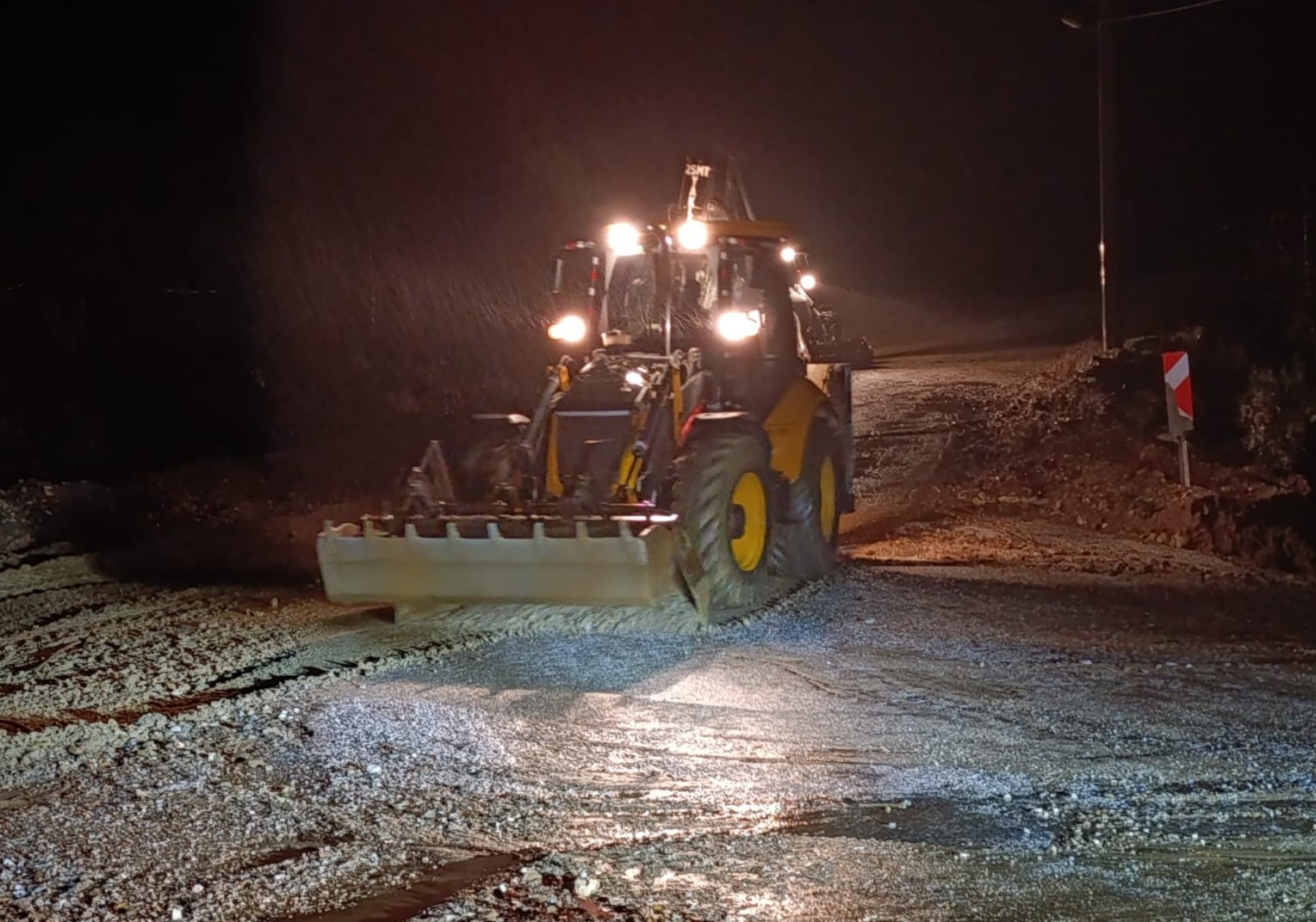 Antalya’da Heyelan Yolları Kapattı Belediye Uzun Uğraş Verdi (1)