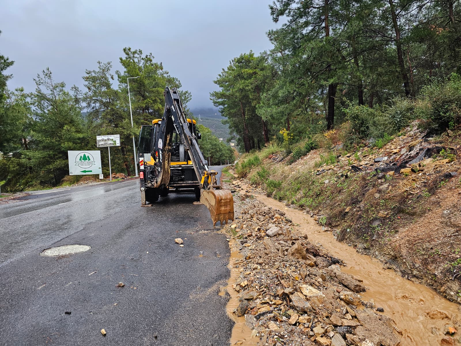 Antalya’da Heyelan Yolları Kapattı Belediye Uzun Uğraş Verdi (2)