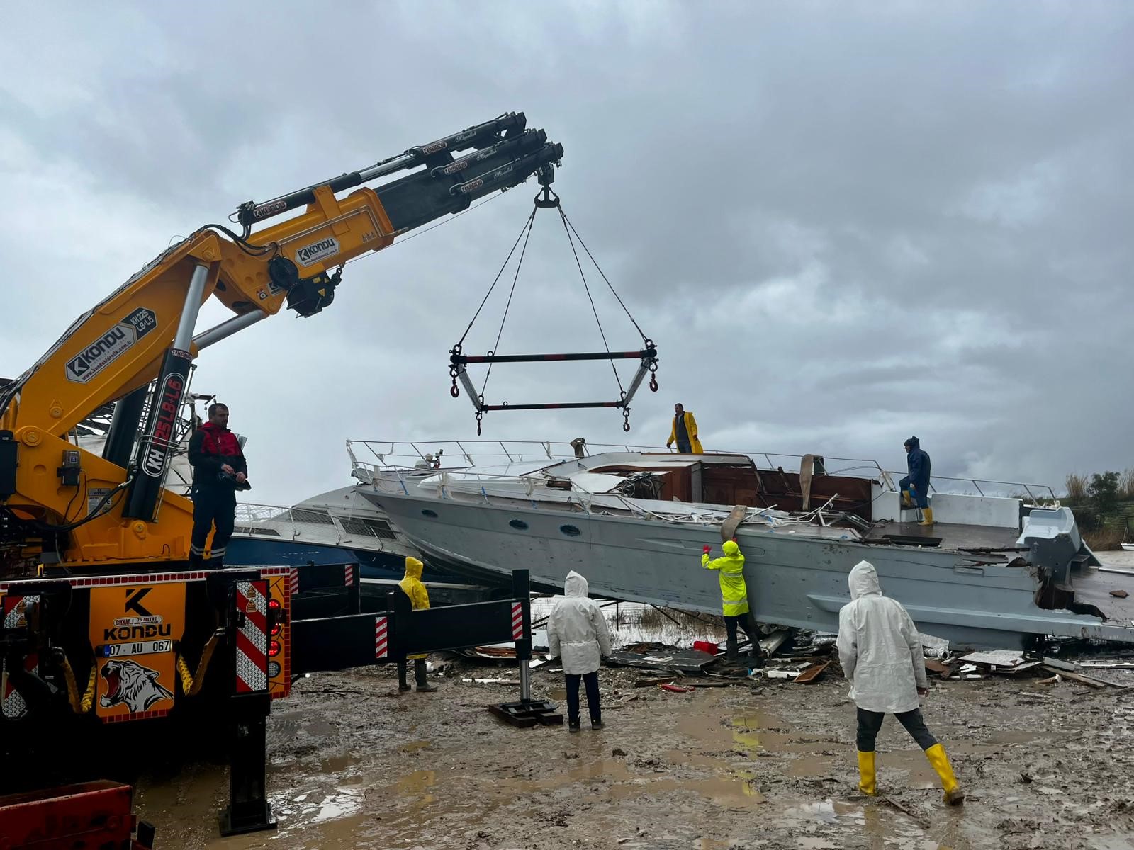 Antalya’da Hortumun Vurduğu Tekneler Vinç Yardımıyla Kaldırıldı (1)