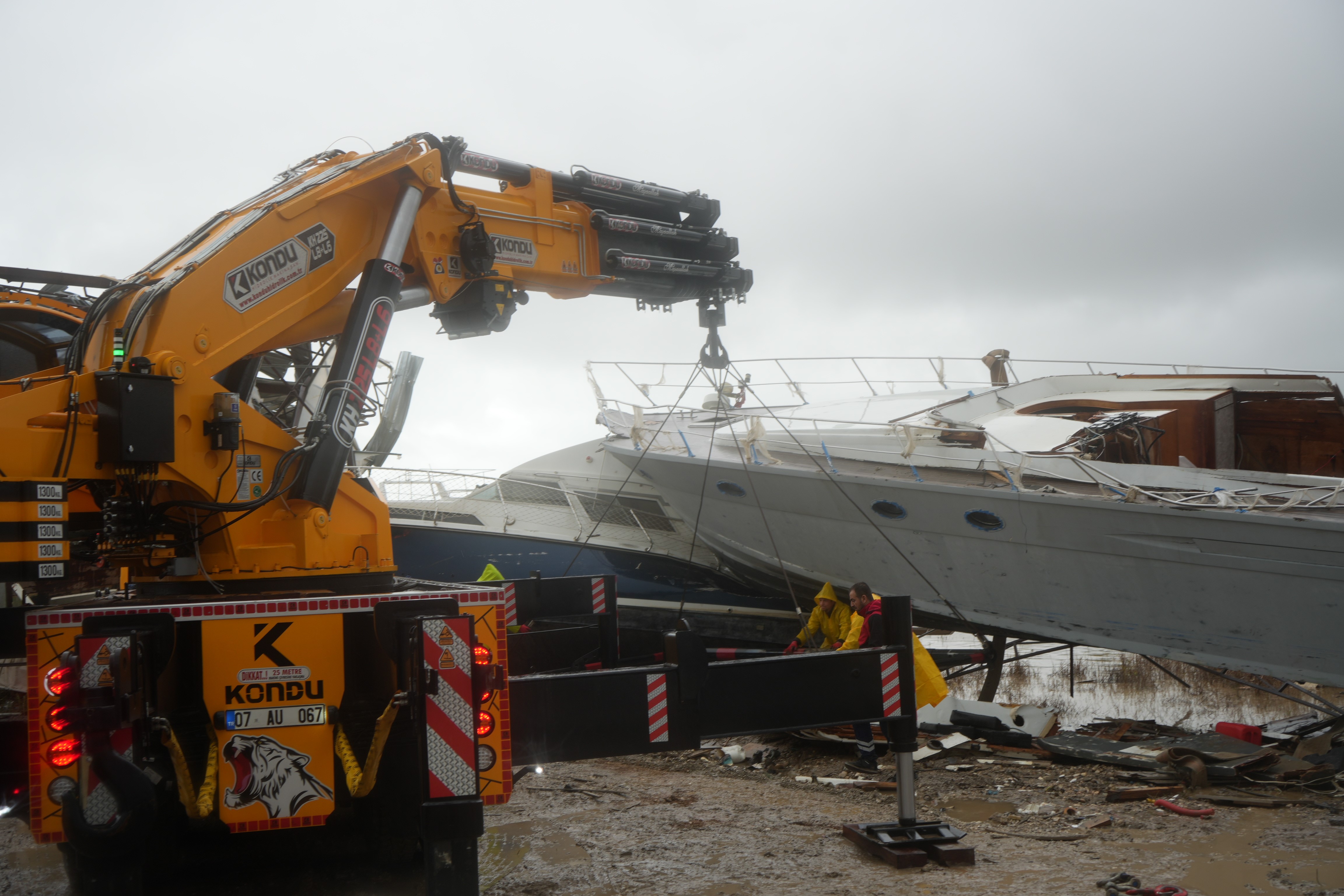 Antalya’da Hortumun Vurduğu Tekneler Vinç Yardımıyla Kaldırıldı (2)