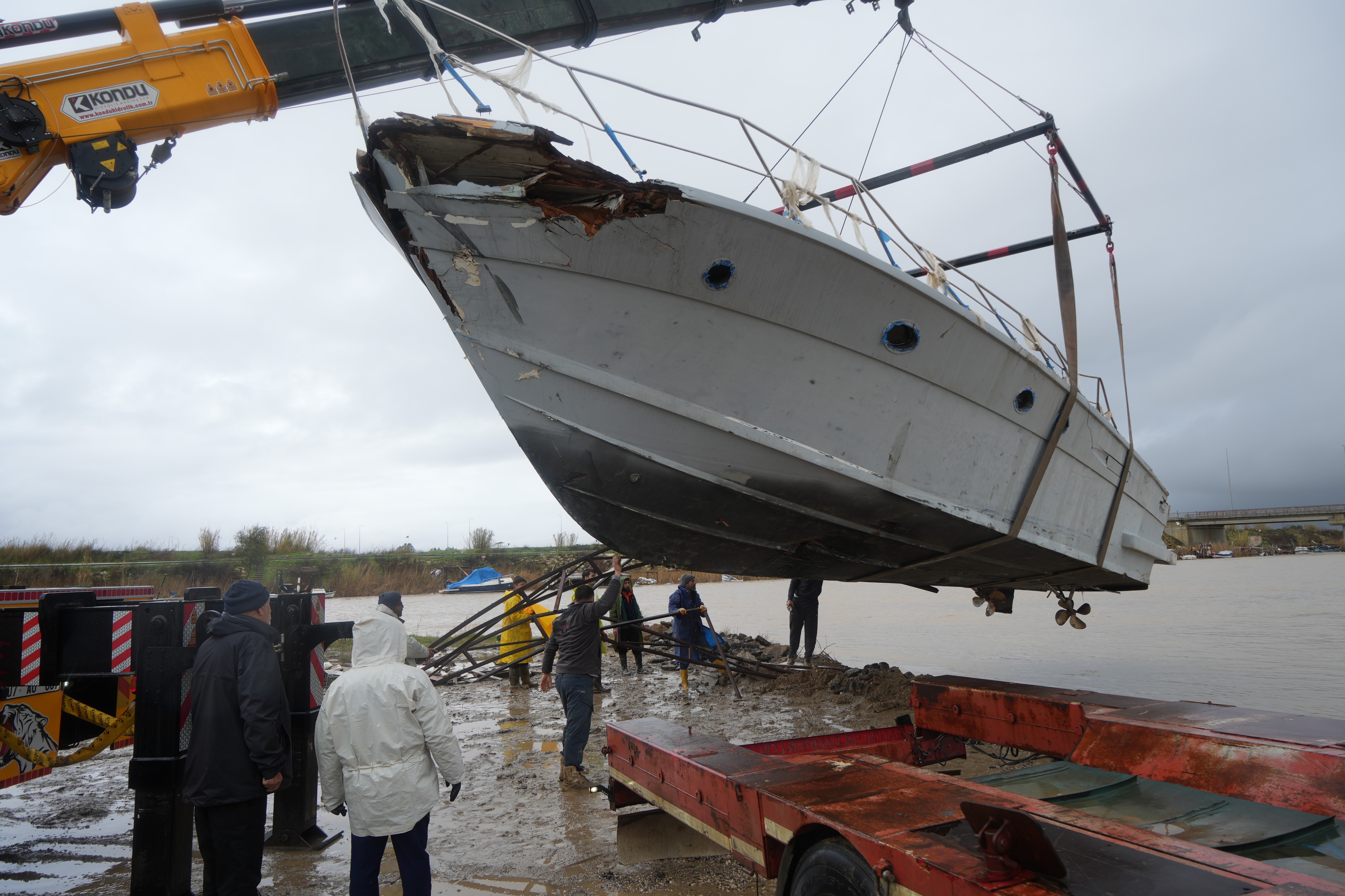Antalya’da Hortumun Vurduğu Tekneler Vinç Yardımıyla Kaldırıldı (3)