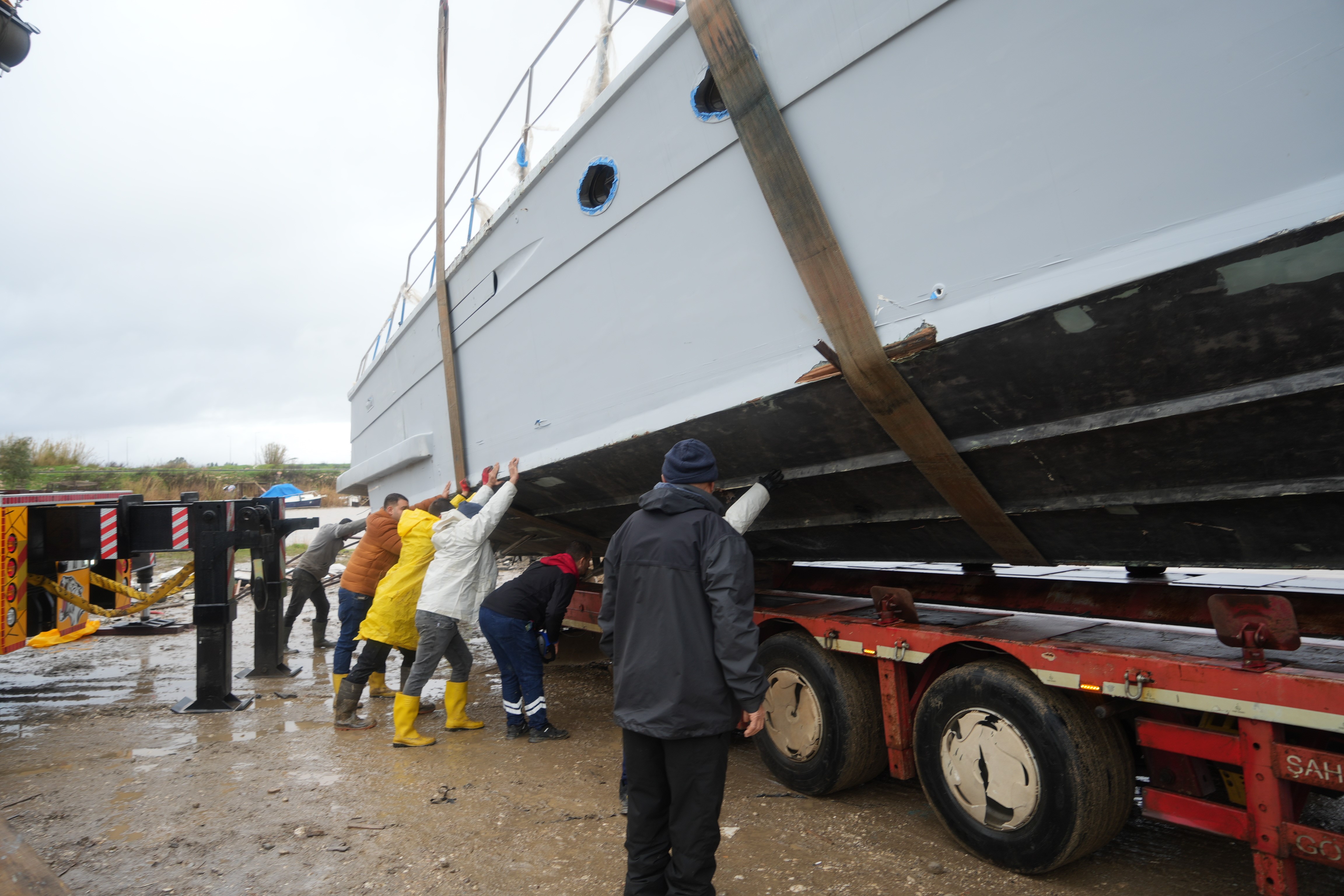 Antalya’da Hortumun Vurduğu Tekneler Vinç Yardımıyla Kaldırıldı (4)