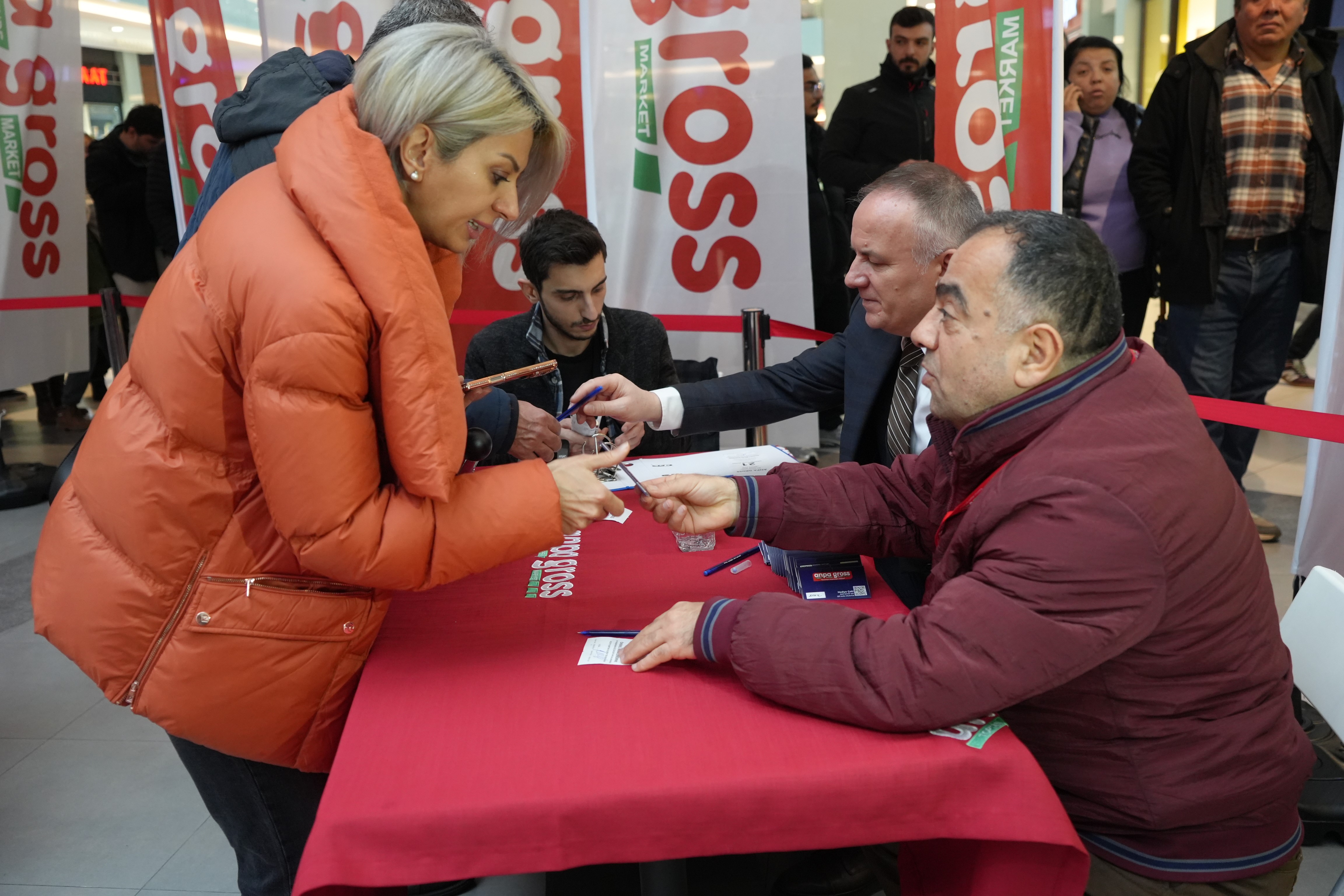 Antalya’da Izdiham! 10 Saat Yağmur Altında Beklediler (1)