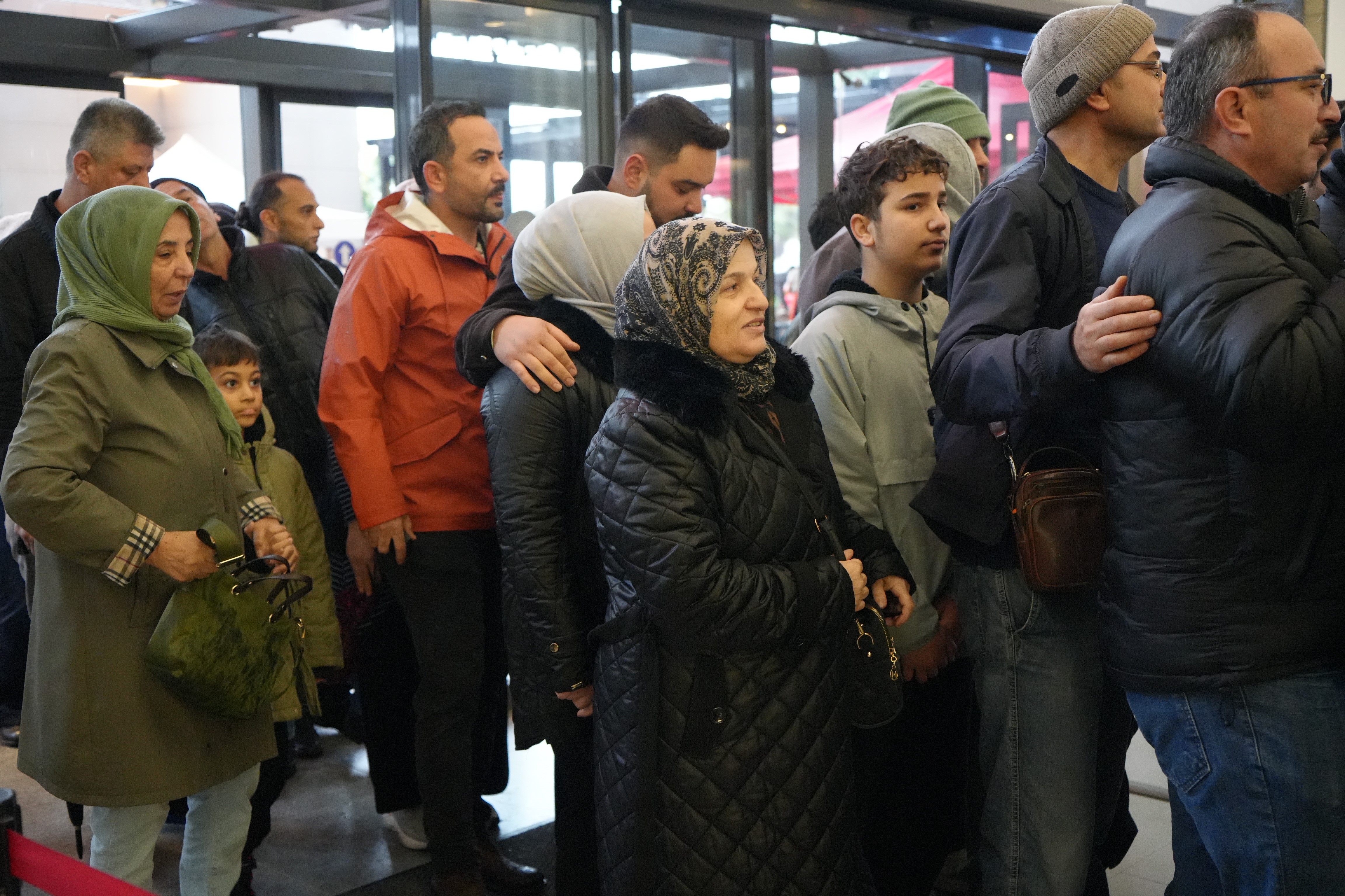 Antalya’da Izdiham! 10 Saat Yağmur Altında Beklediler (5)