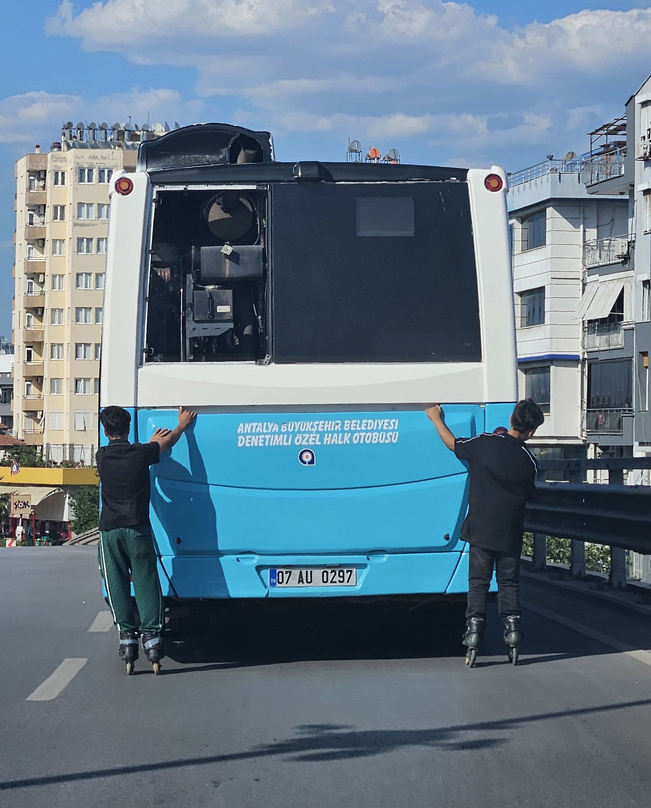 Antalya’da Otobüs Şoföründen Patenci Çocuklara Trafikte Uyarı (5)