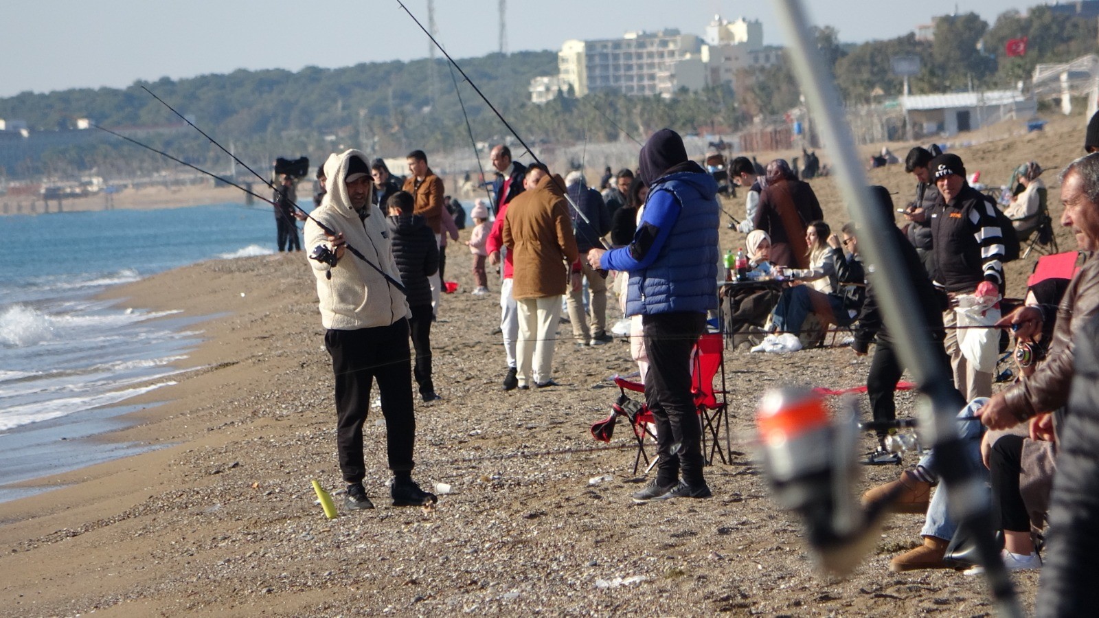 Antalya'da Sahile Akın Eden Vatandaşlar Güneşin Tadını Çıkardı (3)