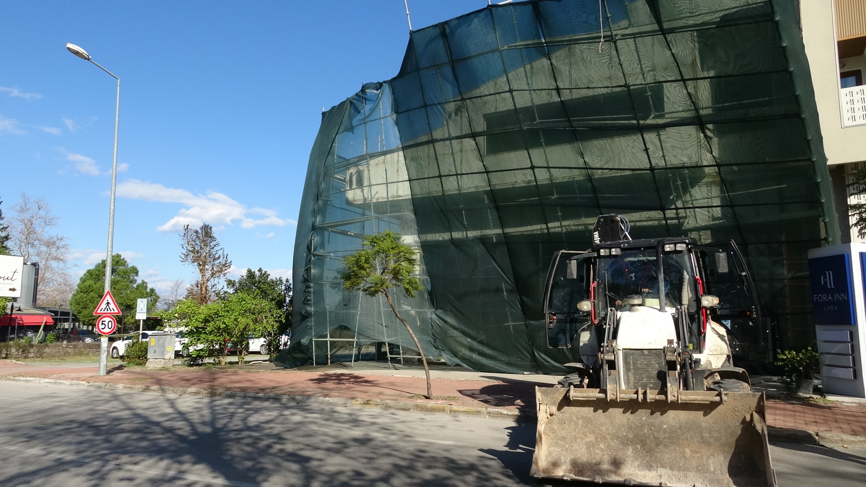 Antalya'da Şiddetli Rüzgar Inşaat Iskelesini Yerinden Söktü (1)